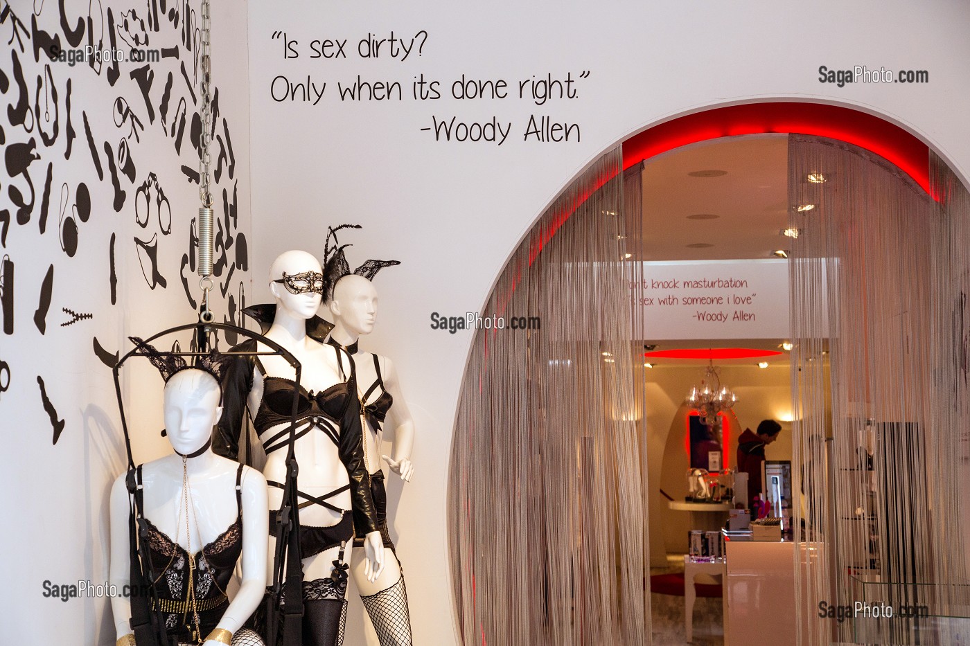 BOUTIQUE SEXSHOP HOTSTUFF AVEC DES CITATIONS DE WOODY ALLEN, MAGASIN SPECIALISE DANS LES SEX TOYS ET AUTRES OBJETS SEXUELS ET DE MASTURBATION, QUARTIER ROUGE DE LA  VILLE D'AMSTERDAM, PAYS-BAS 
