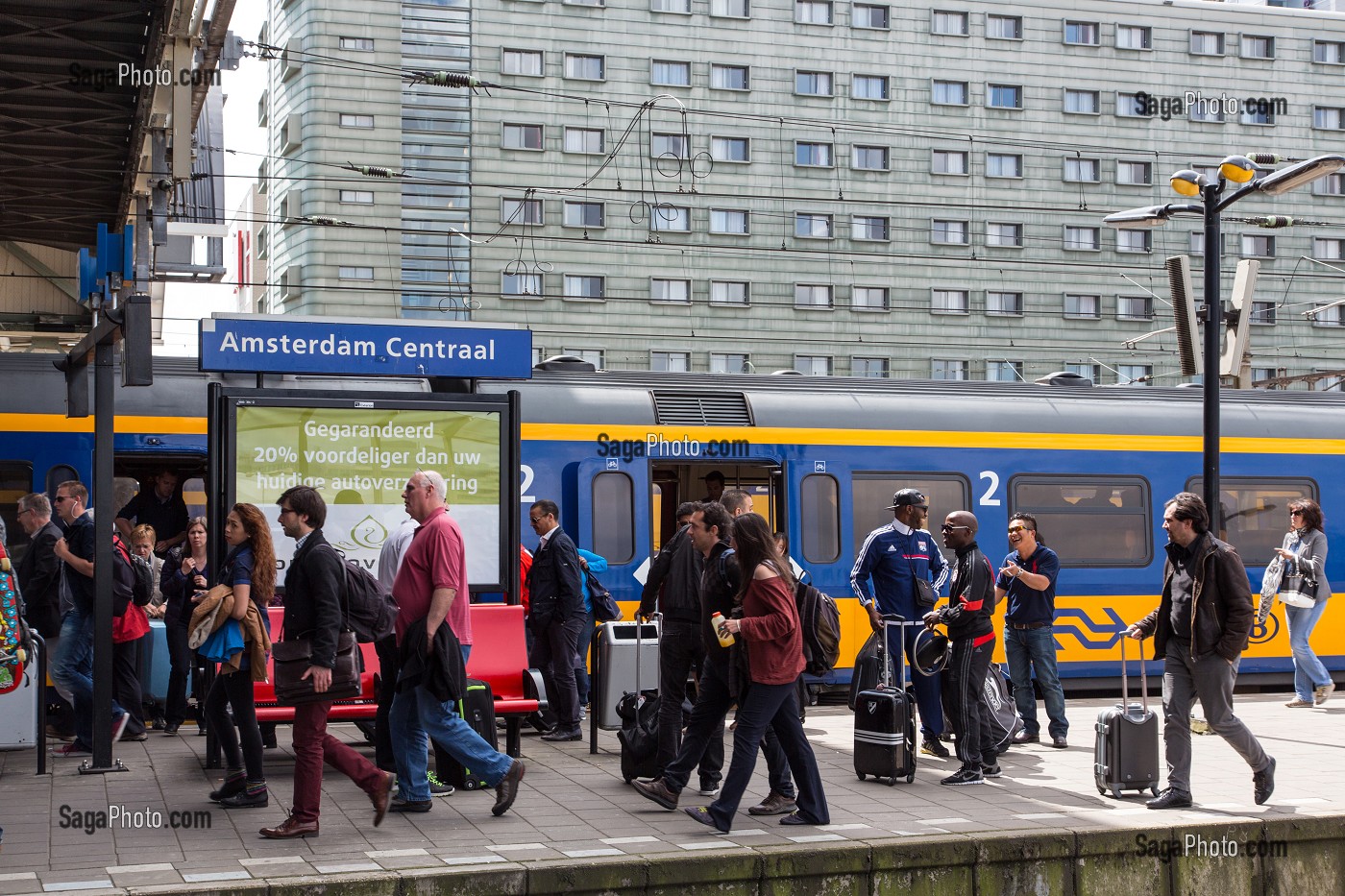 VOYAGEURS DESCENDANT DU TRAIN EN GARE DE CENTRAL STATION (AMSTERDAM CENTRAAL), VILLE D'AMSTERDAM, PAYS-BAS 