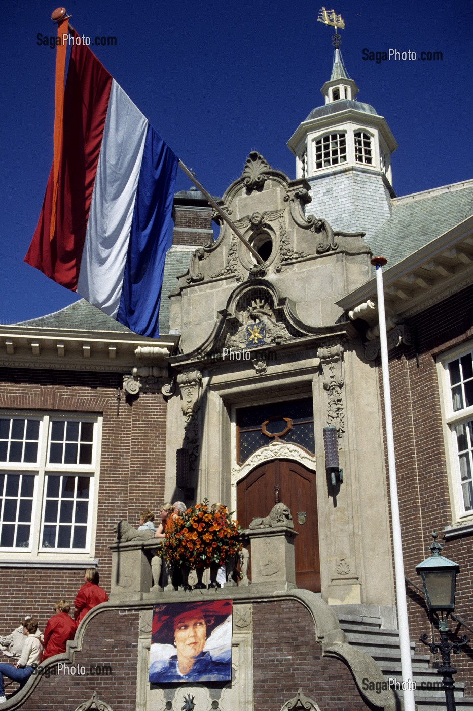 DRAPEAU HOLLANDAIS DEVANT UNE MAIRIE, JOUR DE LA REINE, FETE NATIONALE HOLLANDAISE, JOUR DE L'ANNIVERSAIRE DE LA REINE BEATRIX FETE LE 30 AVRIL, PAYS-BAS, EUROPE 