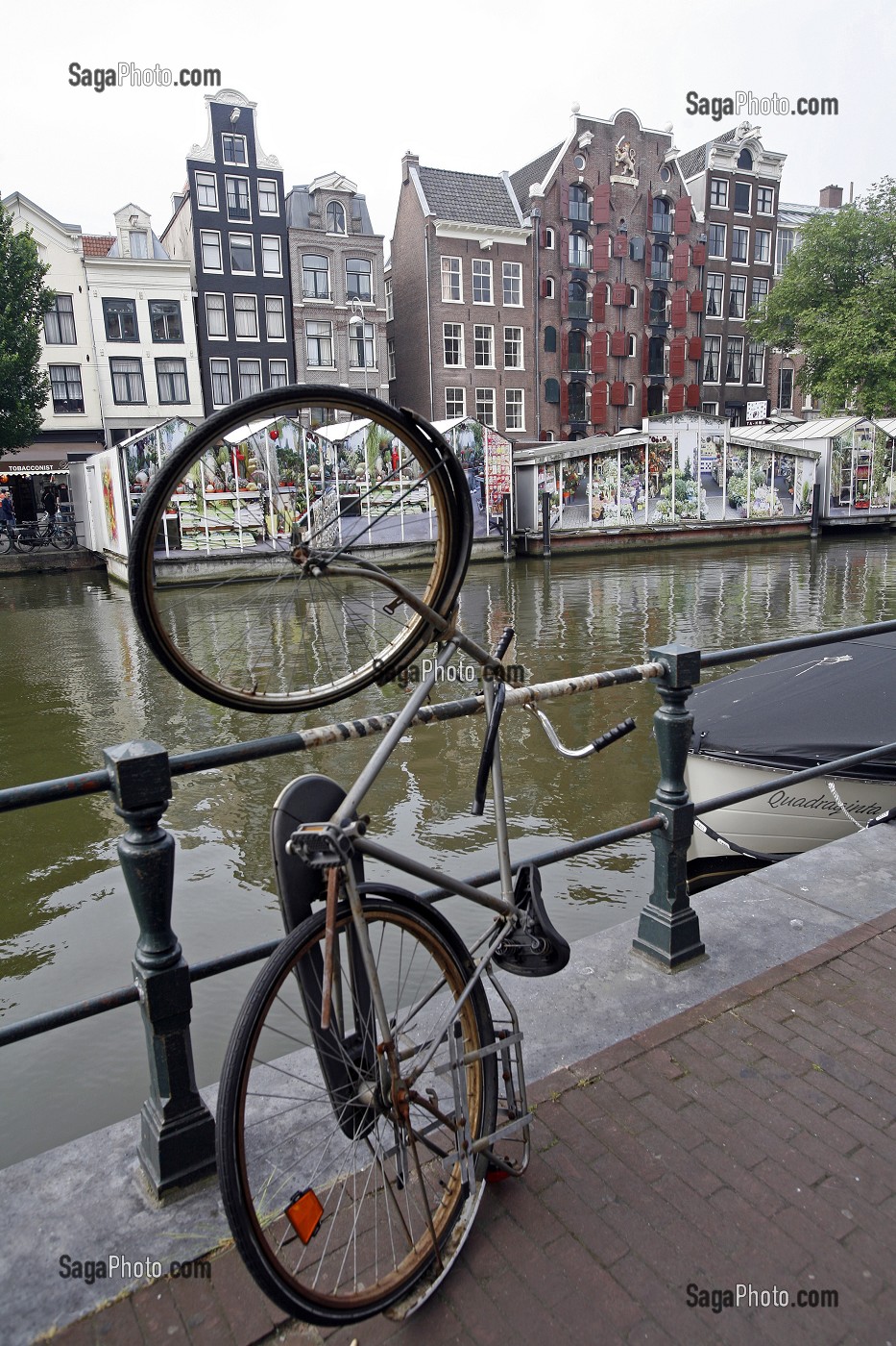 VELO TYPIQUE HOLLANDAIS LE LONG D'UN CANAL, MARCHE AUX FLEURS, BLOEMENMARKT, AMSTERDAM, PAYS BAS, HOLLANDE 