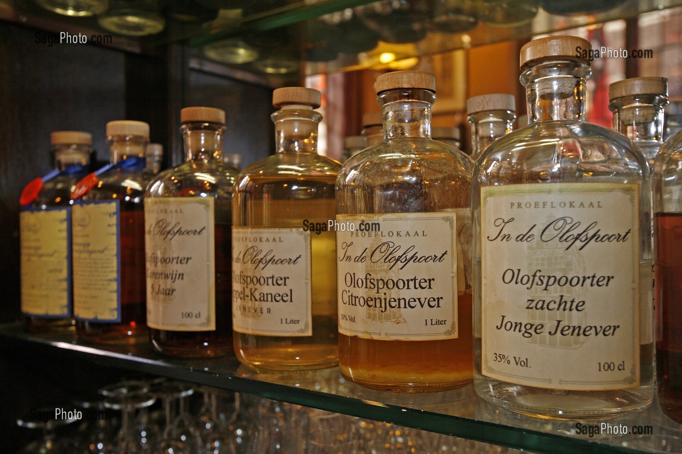 IN DE OLOFSPOORT, PROEFLOKALEN, CE CAFE PROPOSE LE PLUS GRAND CHOIX DE GENIEVRES ET DE LIQUEURS TELLES 'L'EAU DE MA TANTE' OU CELLE PARFUMEE AU SPECULAAS. 