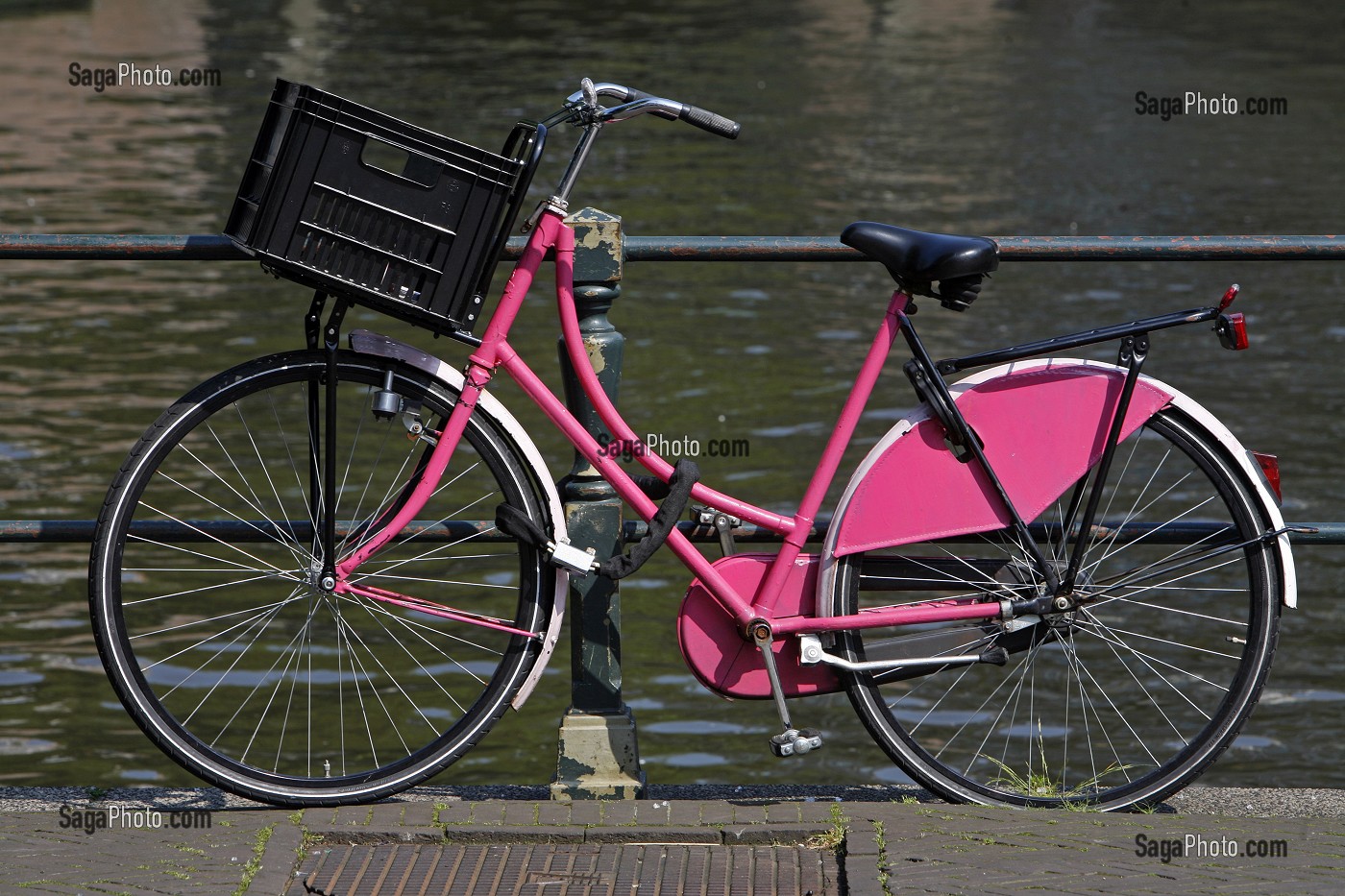 VELO ROSE TYPIQUE HOLLANDAIS AU BORD D'UN CANAL, AMSTERDAM, PAYS BAS, HOLLANDE 
