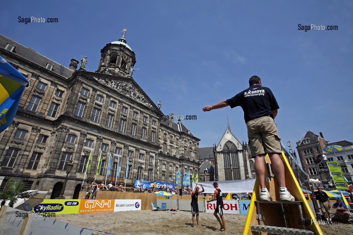 BEACH VOLLEY DEANT LE PALAIS ROYAL, KONINKLIJK PALEIS, PLACE DAM, AMSTERDAM, PAYS-BAS, HOLLANDE 