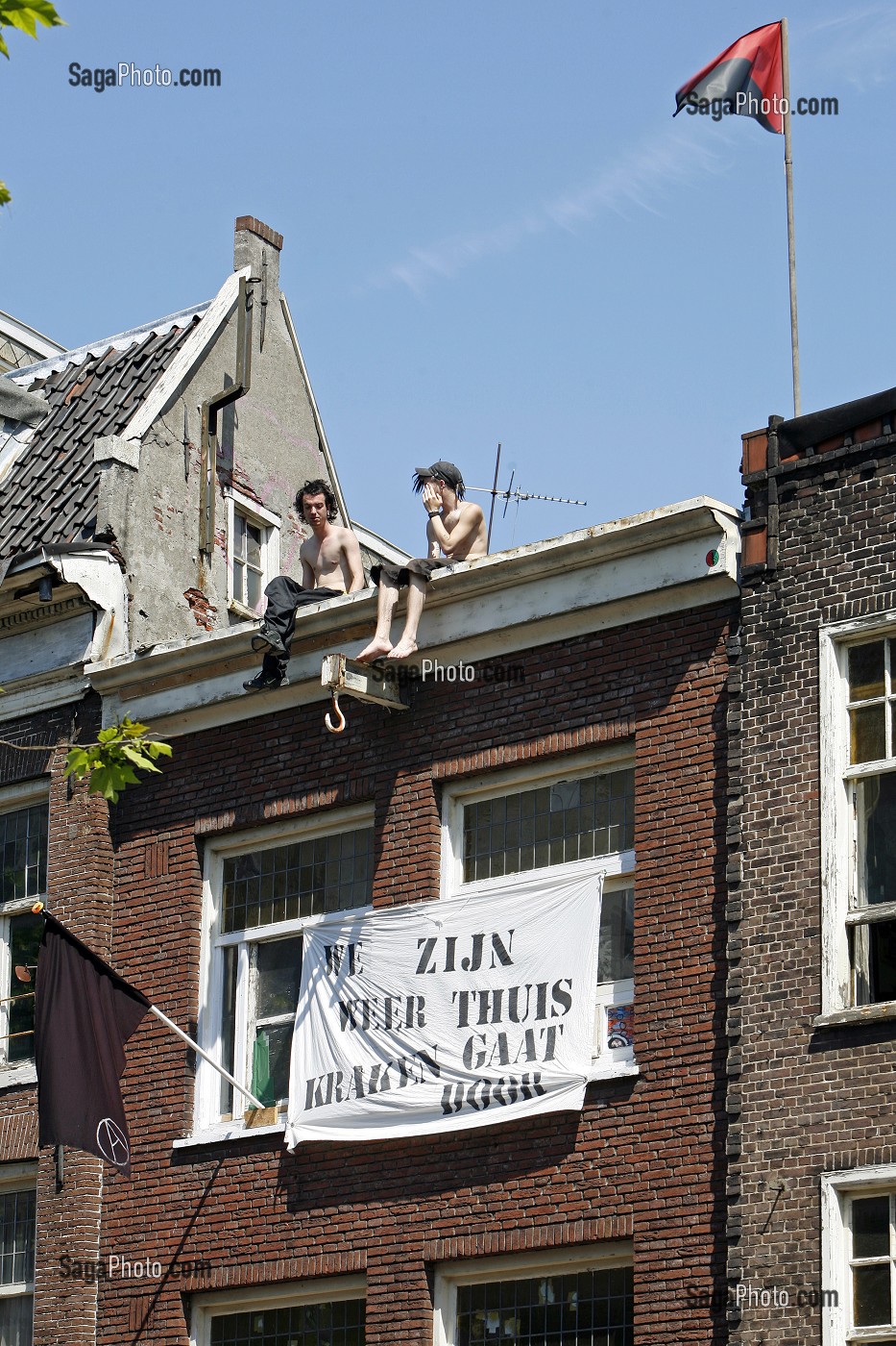 SQUATTER SUR LE TOIT, SPUISTRAAT SQUATTER EST PASSE DE MODE. POURTANT, QUELQUES IRREDUCTIBLES QUI ONT RACHETE LEUR SQUAT, ONT FAIT DES ANCIENS LOCAUX DU QUOTIDIEN HANDELSBLAD UNE SORTE DE MONUMENT-SOUVENIR DE CE VASTE MOUVEMENT DE CONTESTATION PROVO (QUI A SEVI DANS LES ANNEES 1970. LES TAGS ET LES GRAFFITIS AUX COULEURS CRIARDES, LES 'MORT AUX FLICS' AFFICHES EN FACADE ET LES SOIREES TRASH N'EN DONNENT PLUS AUJOURD'HUI QU'UN PALE REFLET. 