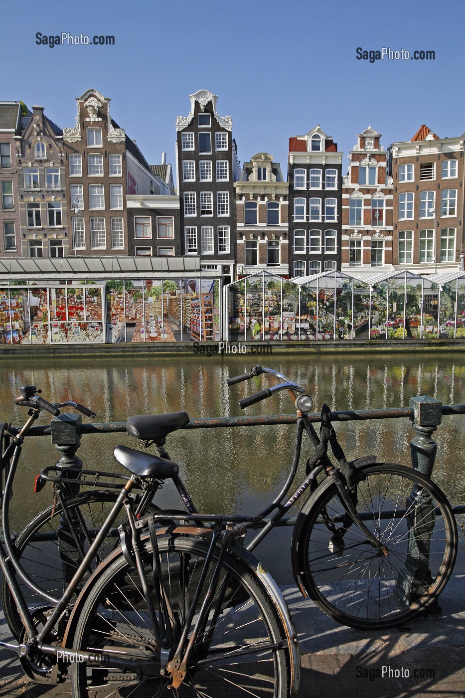 VELO TYPIQUE HOLLANDAIS LE LONG D'UN CANAL, MARCHE AUX FLEURS, BLOEMENMARKT, AMSTERDAM, PAYS BAS, HOLLANDE 