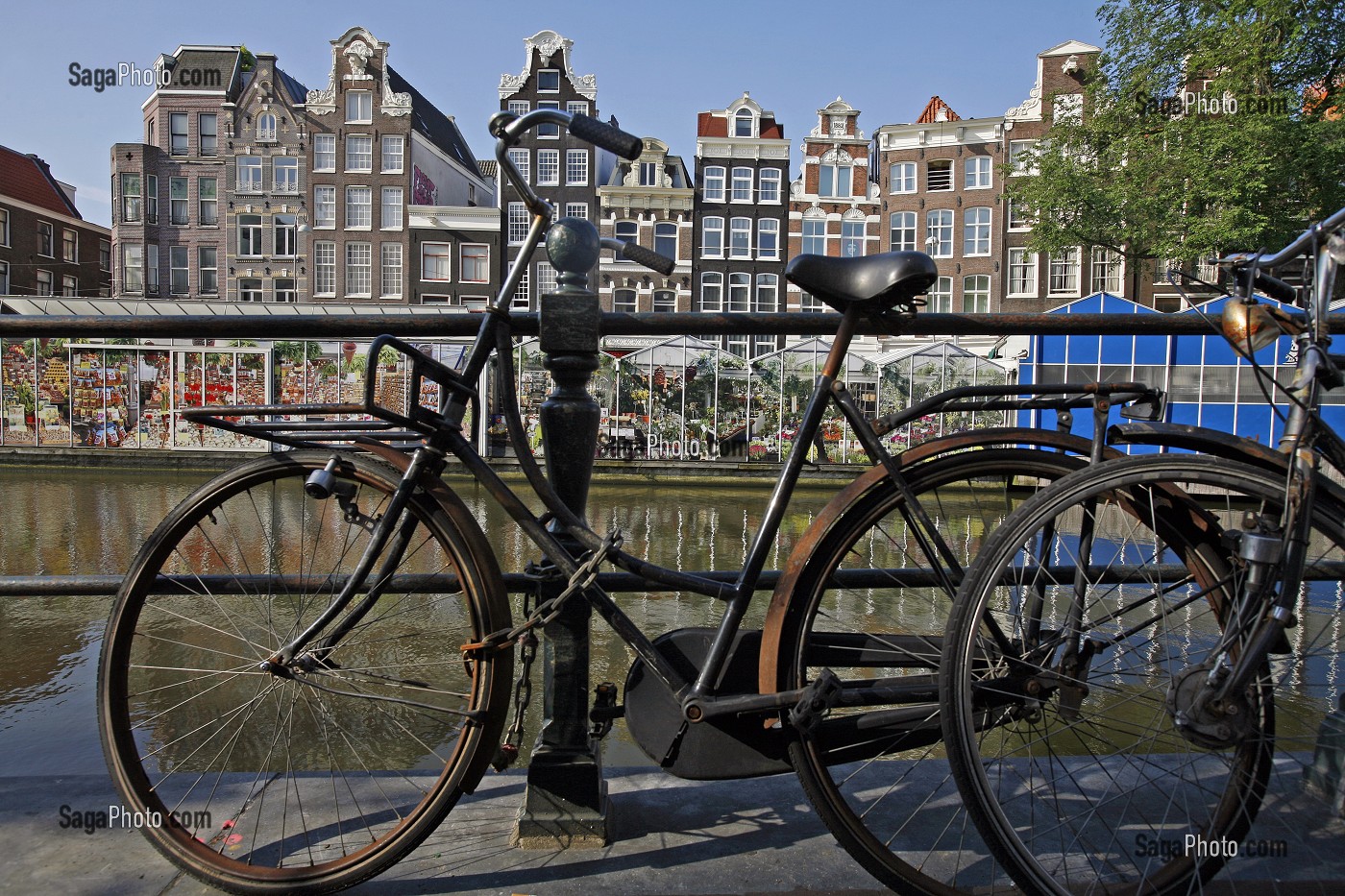 VELO TYPIQUE HOLLANDAIS LE LONG D'UN CANAL, MARCHE AUX FLEURS, BLOEMENMARKT, AMSTERDAM, PAYS BAS, HOLLANDE 