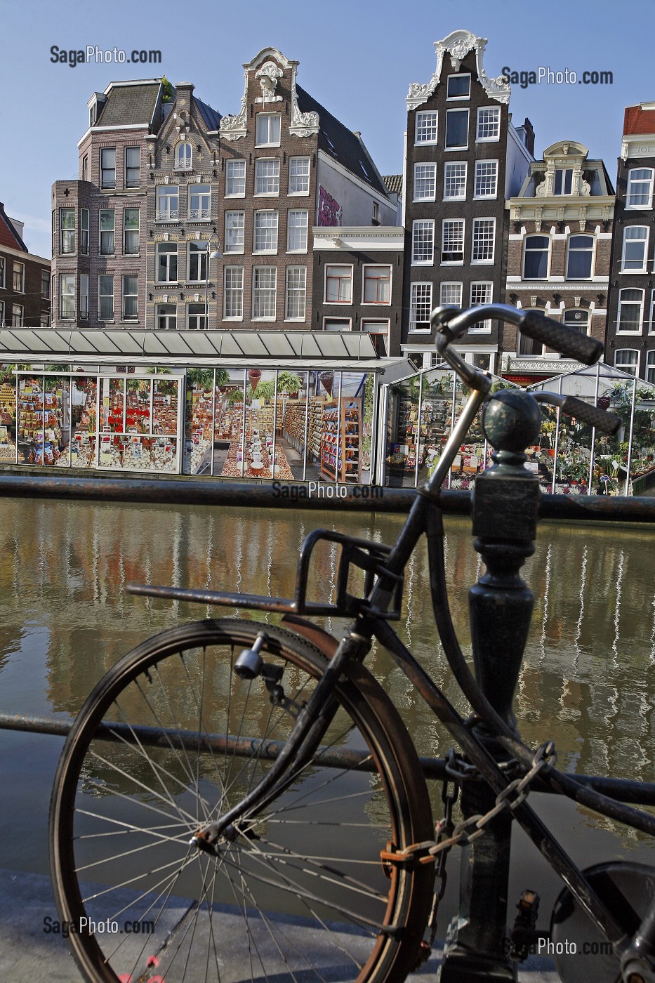 VELO TYPIQUE HOLLANDAIS LE LONG D'UN CANAL, MARCHE AUX FLEURS, BLOEMENMARKT, AMSTERDAM, PAYS BAS, HOLLANDE 