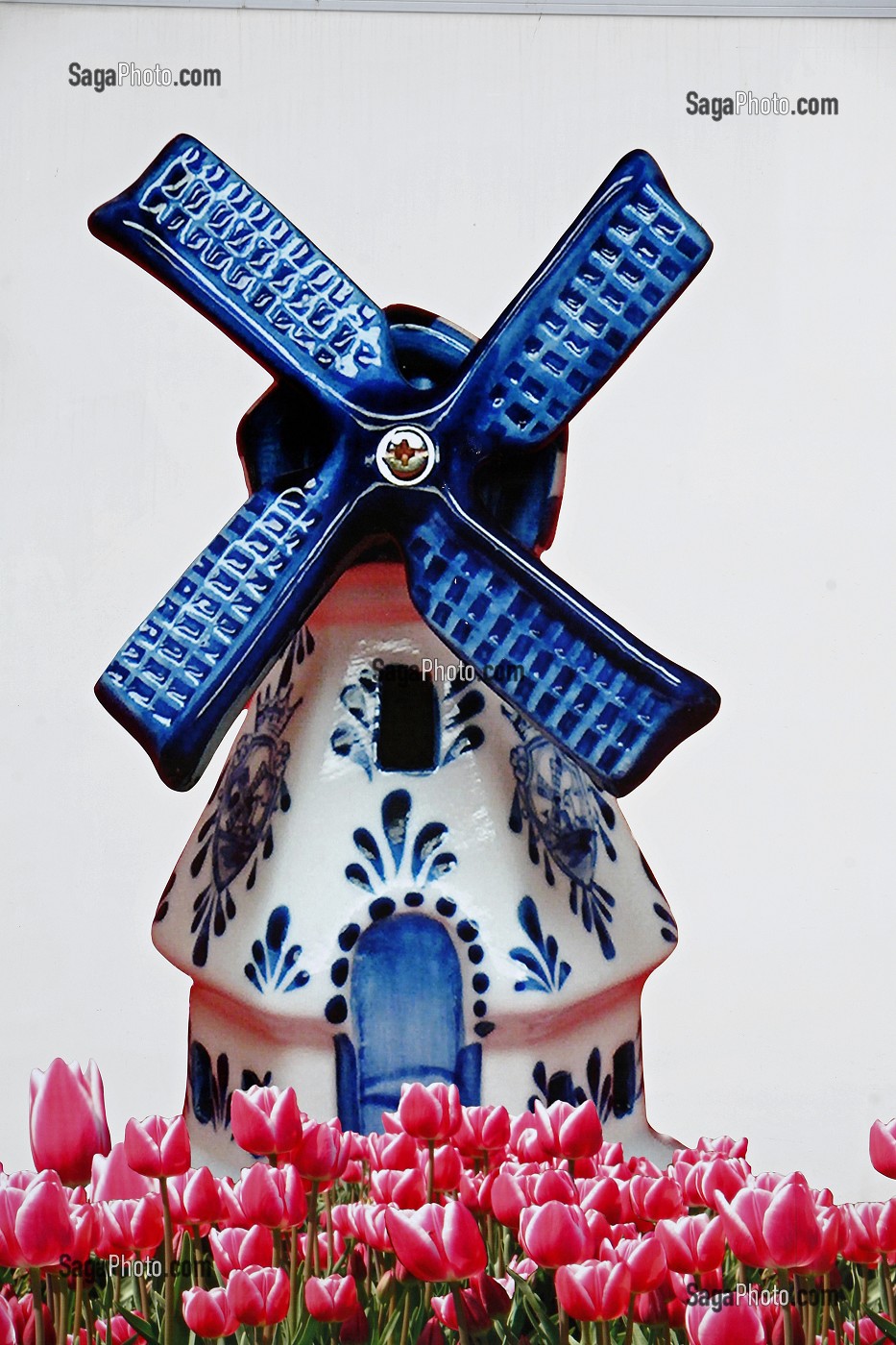 AFFICHE PHOTO D'UN MOULIN A VENT EN CERAMIQUE DE DELFT ET DE TULIPES ROSE, DEUX DES SYMBOLES DES PAYS BAS 