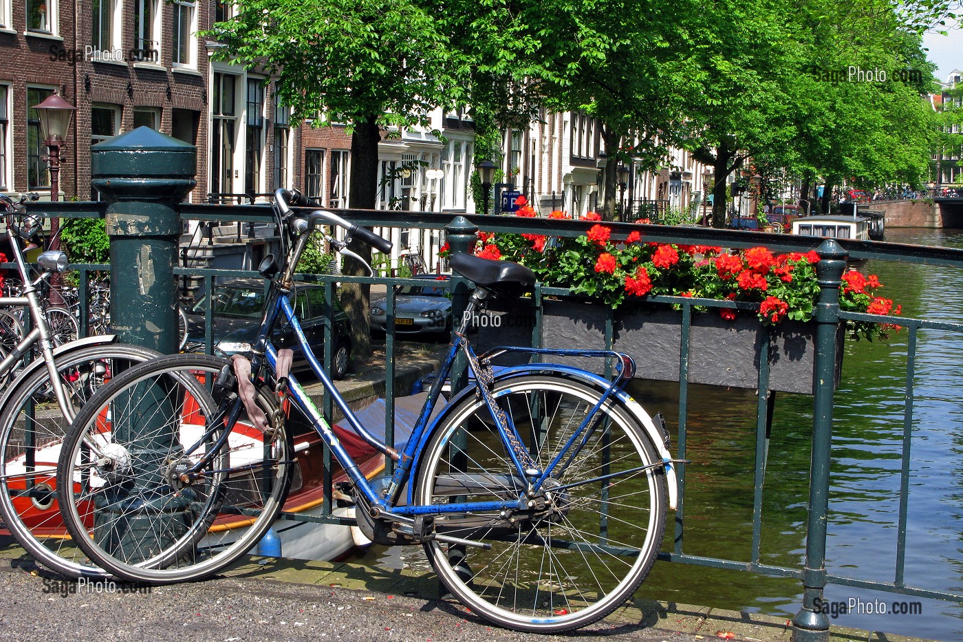 VELOS TYPIQUE HOLLANDAIS SUR UN PONT ENJAMBANT UN CANAL, AMSTERDAM, PAYS BAS, HOLLANDE 