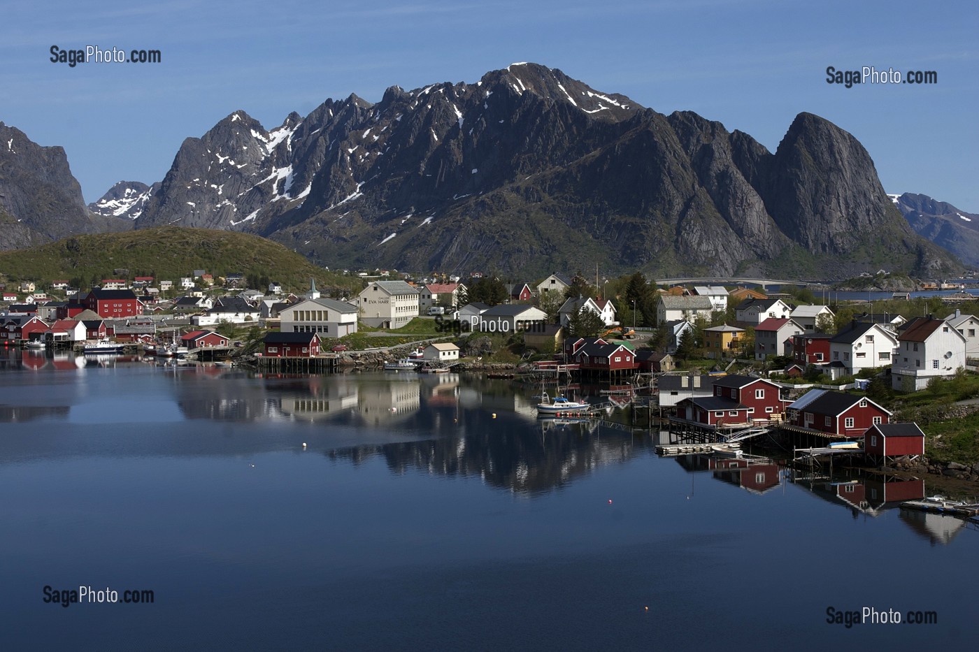 VUE SUR LE VILLAGE DE REINE, FJORD DE REINE, REINE, ILE DE FLAKSTADOY, ARCHIPEL DES ILES LOFOTEN, LOFOTEN, NORVEGE 