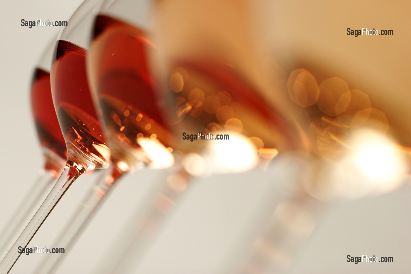 VIN. DIVERSE NUANCES DE COULEURS DE VIN ROSES 