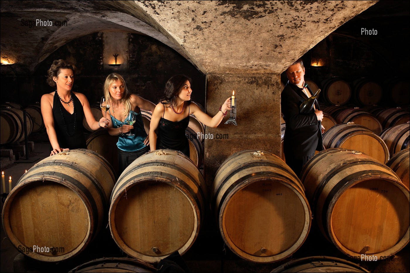 DANS LES CAVES DU CHATEAU MEURSAULT, COTE D'OR (21) 