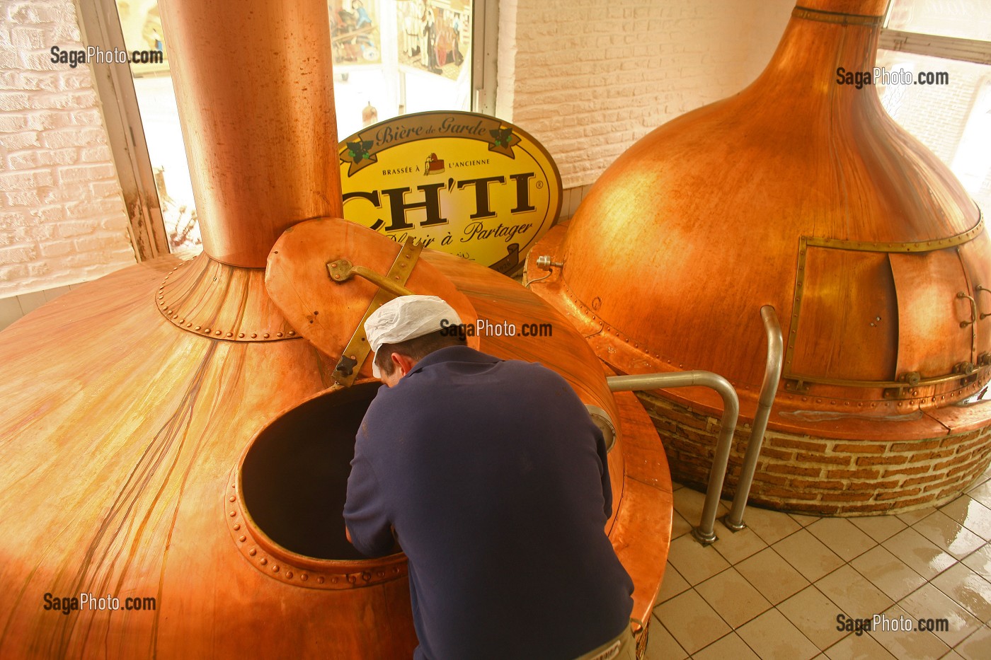 ETAPE DU BRASSAGE, CUVES DE BRASSAGE TRADITIONNELLES EN CUIVRE, PRISE DE DENSITE DE LA BIERE CH'TI, BIERE DU FILM BIENVENUE CHEZ LES CH'TI DE DANNY BOON, BRASSERIE CASTELAIN 