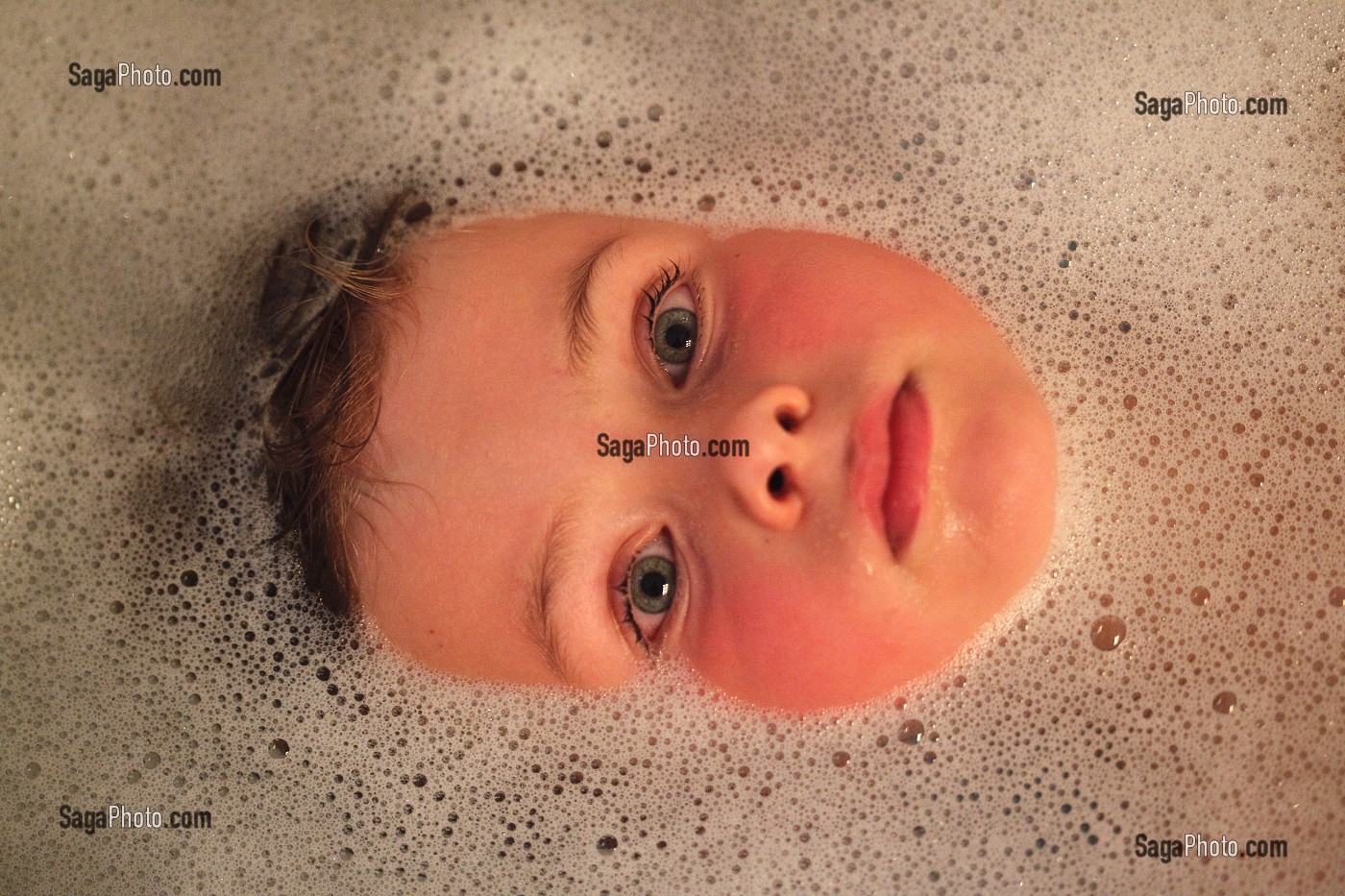 ENFANT DANS LE BAIN 