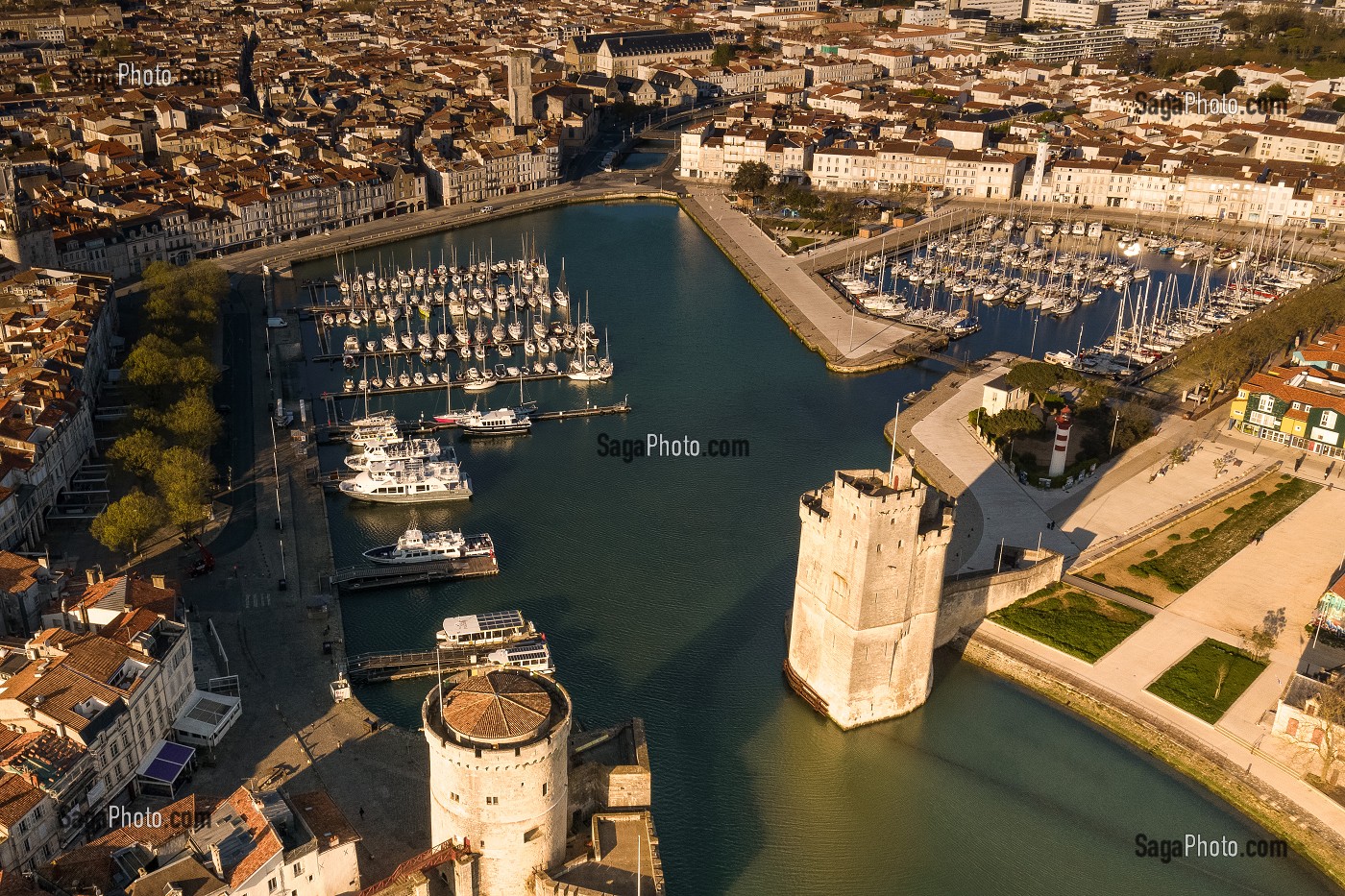 VUE AERIENNE, LA ROCHELLE VIEUX PORT, (17) CHARENTE-MARITIME, NOUVELLE AQUITAINE, FRANCE // // AERIAL VIEW, LA ROCHELLE, OLD PORT, (17) CHARENTE-MARITIME, NOUVELLE AQUITAINE, FRANCE