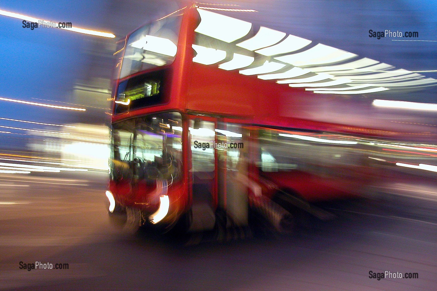 BUS ANGLAIS ROUGE (RED BUS) SYMBOLE DE L'ANGLETERRE, LONDRES, GRANDE-BRETAGNE 