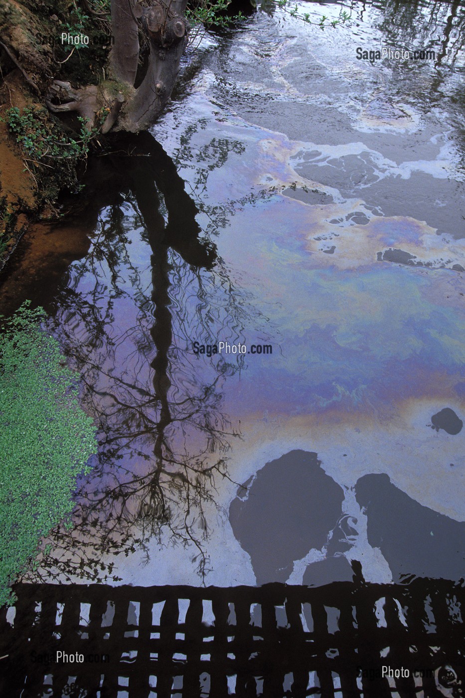 POLLUTION DE SURFACE DE L'EAU D'UNE RIVIERE IRISEE PAR DES HYDROCARBURES, DREUX (28), FRANCE 