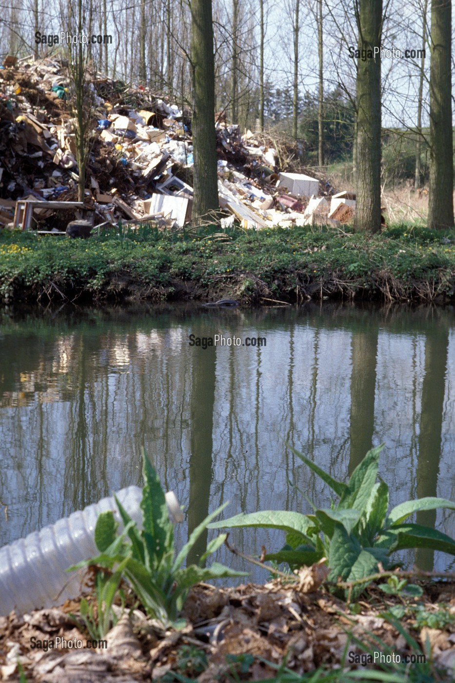DECHARGE A ORDURES EN BORDURE DE RIVIERE, RUGLES (27), FRANCE 