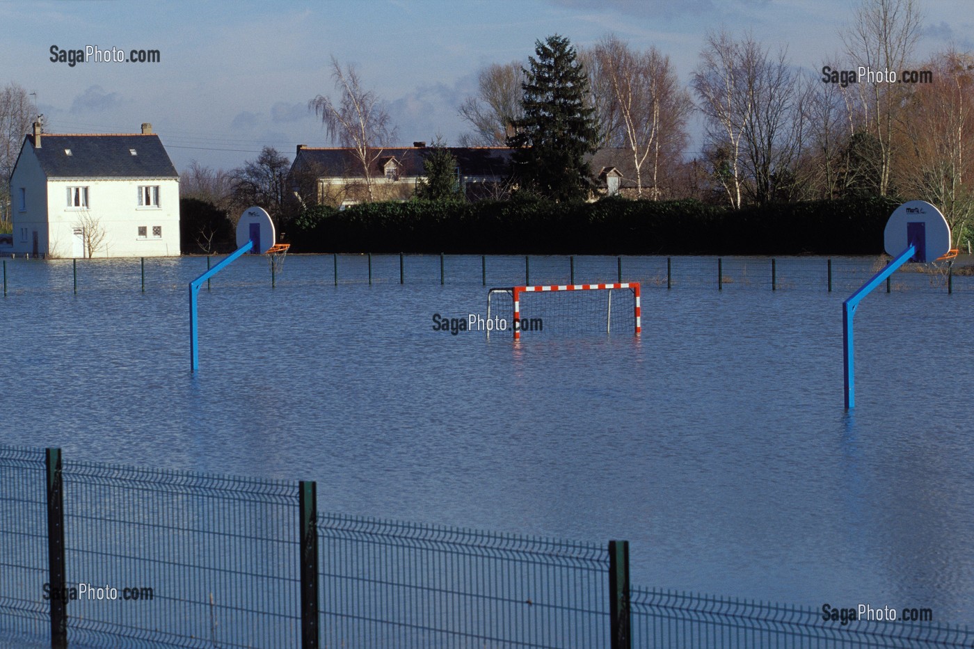 TERRAIN DE SPORT INONDE, INONDATIONS JANVIER 2000 DANS LA REGION D'ANGERS, MAINE-ET-LOIRE (49), FRANCE 