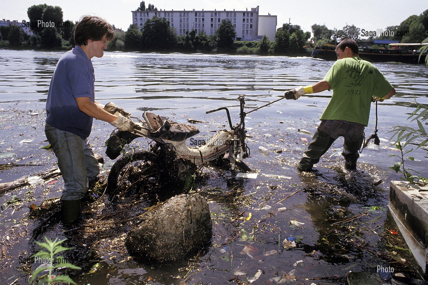 SORTIE D'UN VELOMOTEUR LORS D'UN NETTOYAGE DES BORDS DE MARNE PAR L'ASSOCIATION OSE (ORGANE DE SAUVETAGE ECOLOGIQUE), IVRY-SUR-SEINE (94), FRANCE 