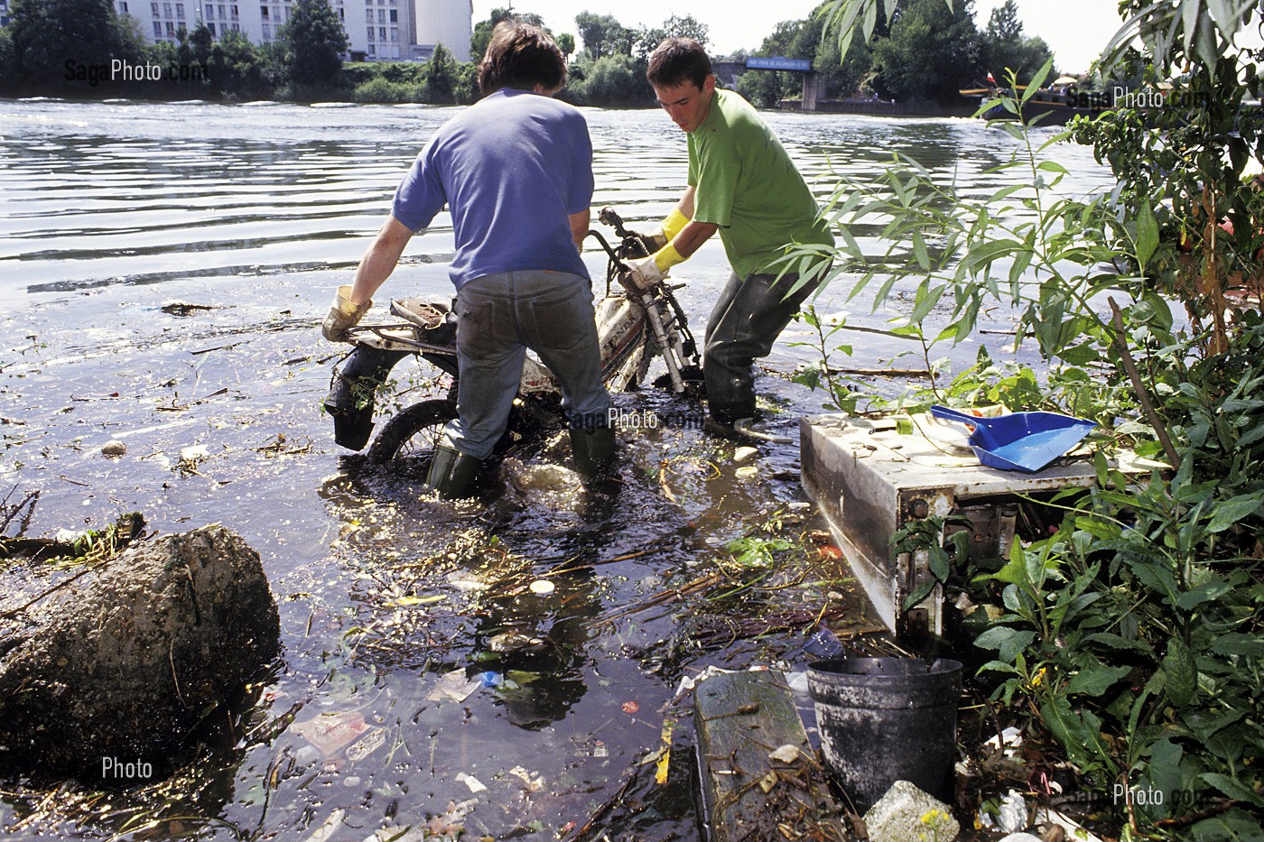 SORTIE D'UN VELOMOTEUR LORS D'UN NETTOYAGE DES BORDS DE MARNE PAR L'ASSOCIATION OSE (ORGANE DE SAUVETAGE ECOLOGIQUE), IVRY-SUR-SEINE (94), FRANCE 