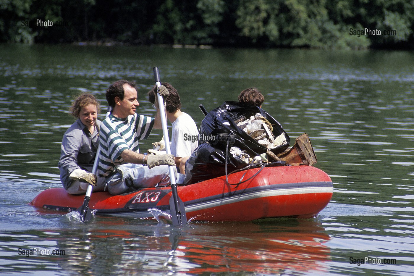 NETTOYAGE DES BORDS DE MARNE AVEC LES BENEVOLES DE L'ASSOCIATION OSE (ORGANE DE SAUVETAGE ECOLOGIQUE), IVRY-SUR-SEINE (94), FRANCE 