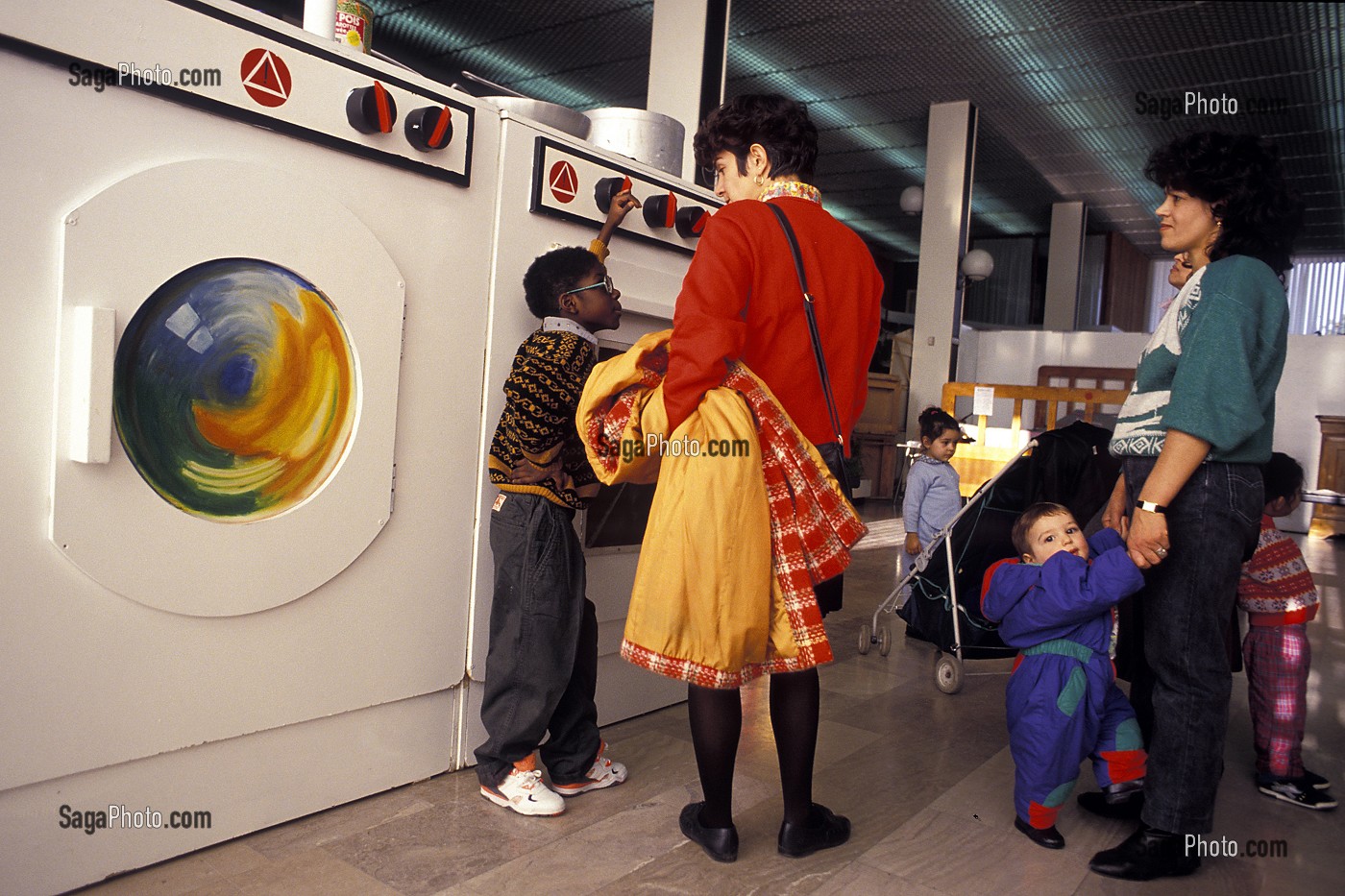 EXPOSITION ITINERANTE 'LA MAISON DES GEANTS', SENSIBILISATION AUX RISQUES MENAGERS ET DOMESTIQUES, FRANCE 