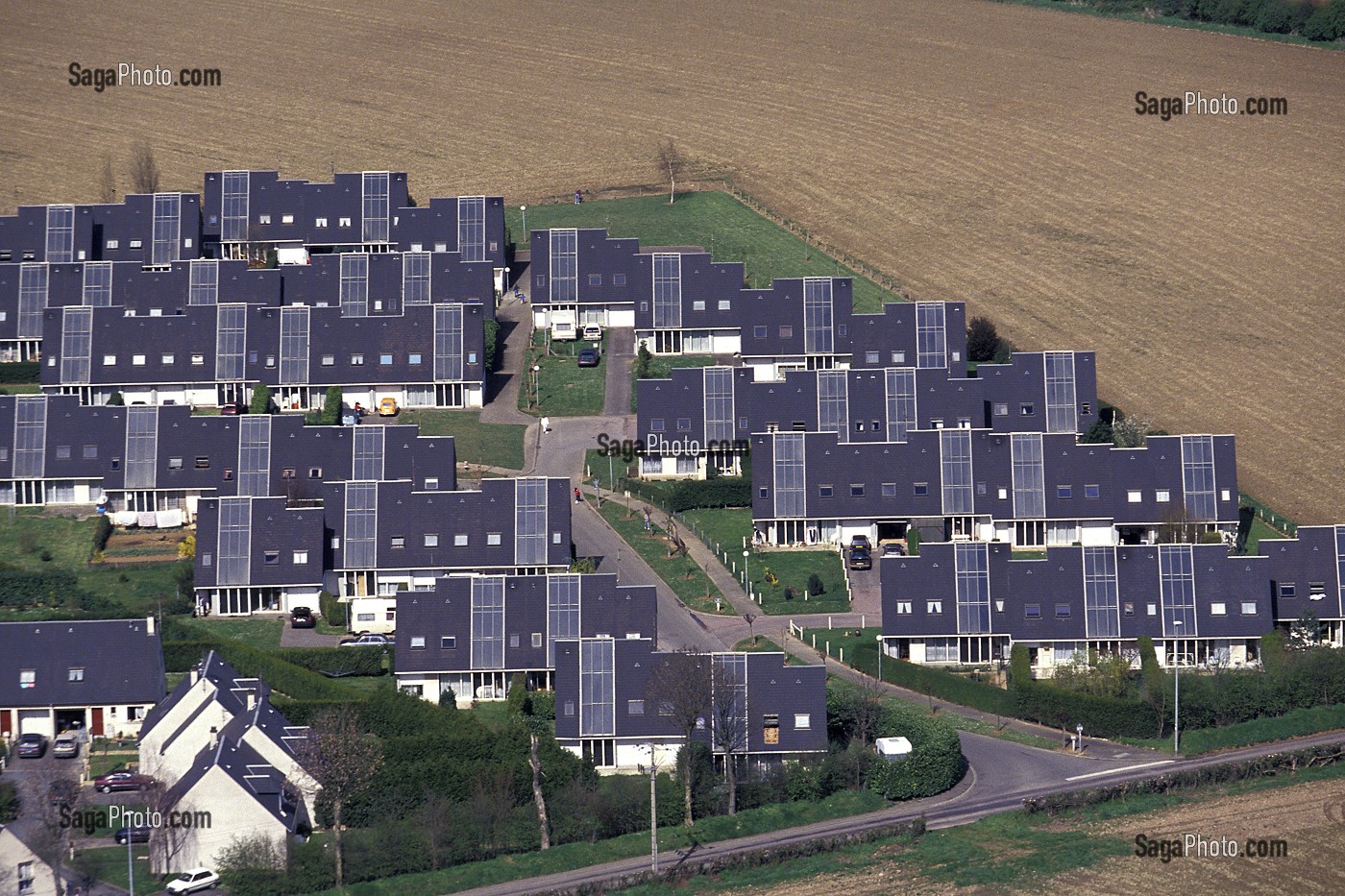 LOTISSEMENT AVEC DES HABITATIONS EN CLOS, CITE PAVILLONNAIRE EN BORDURE DES CHAMPS, REGION DE CAEN (14), FRANCE 
