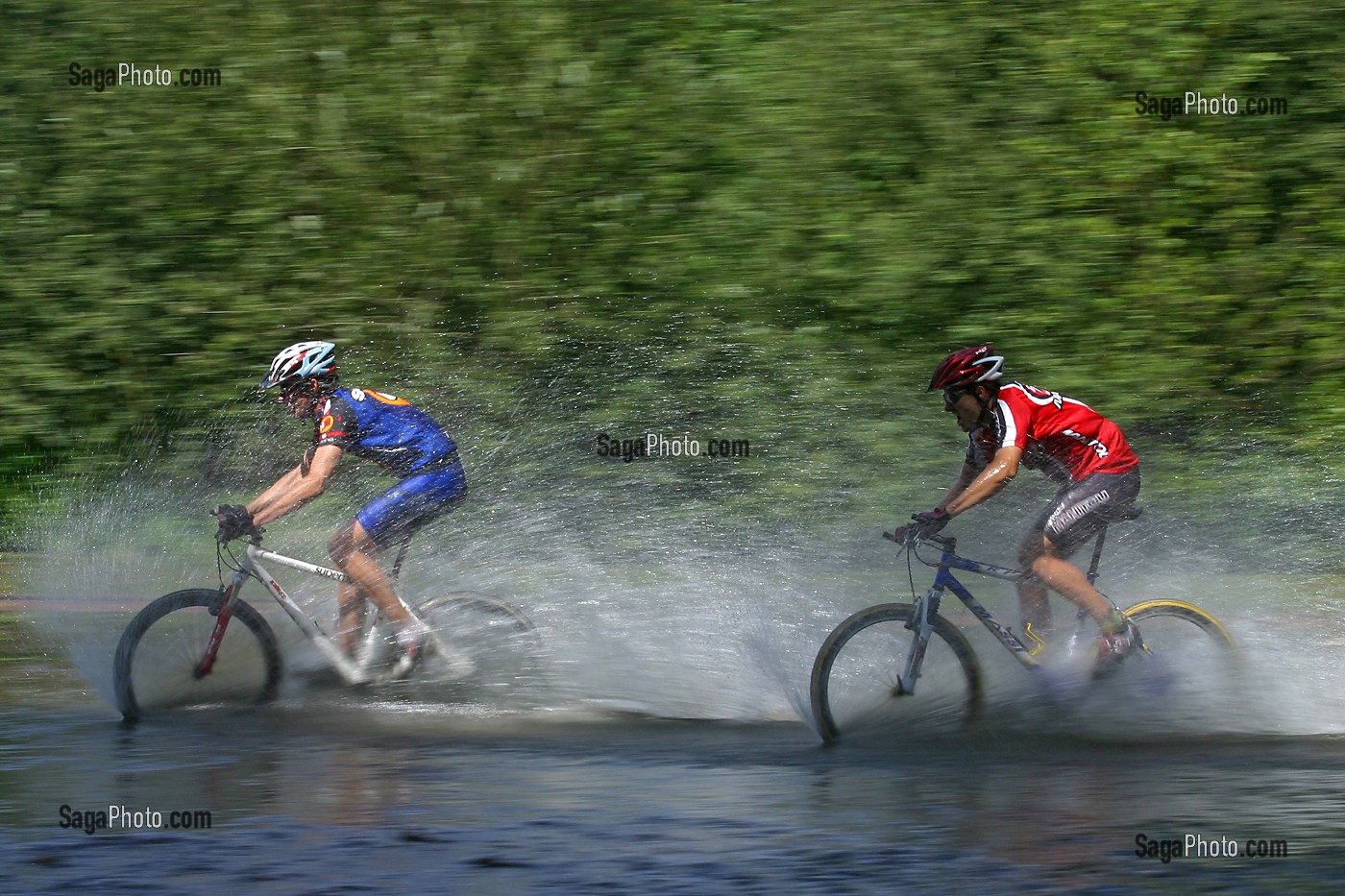 TRAVERSEE D'UNE RIVIERE, RANDONNEE EN VTT (VELO TOUT TERRAIN), SAINT-MAUR-SUR-LE-LOIR (28), FRANCE 