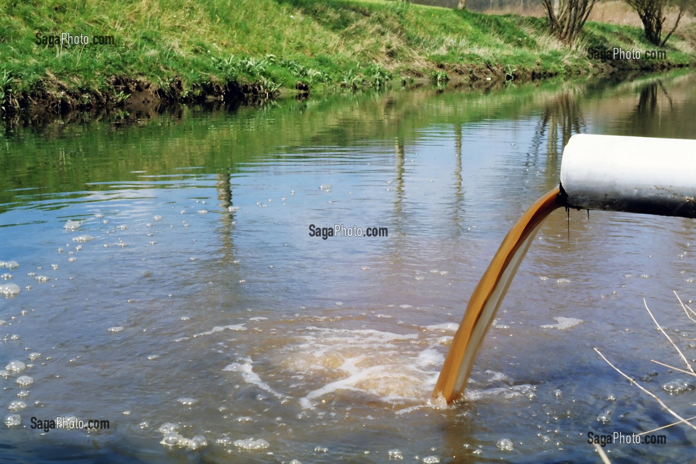 REJET DES EAUX USEES DANS LA RIVIERE, POLLUTION DE LA RISLE, RUGLES, EURE (27), FRANCE 