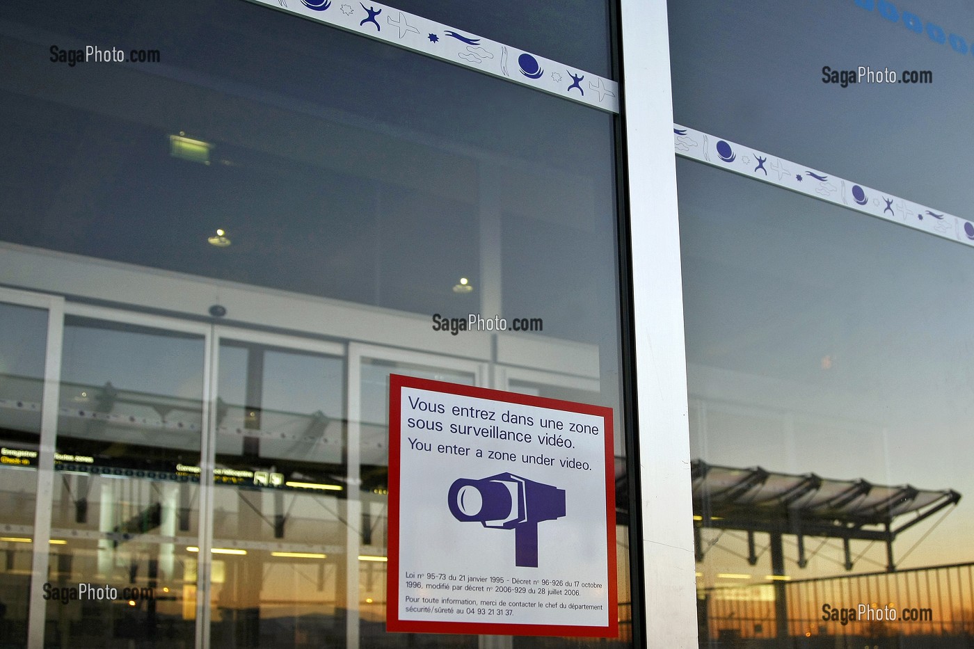 AEROPORT DE NICE, ZONE PROTEGEE PAR DES CAMERAS DE SURVEILLANCE, ALPES-MARITIMES (06), FRANCE 