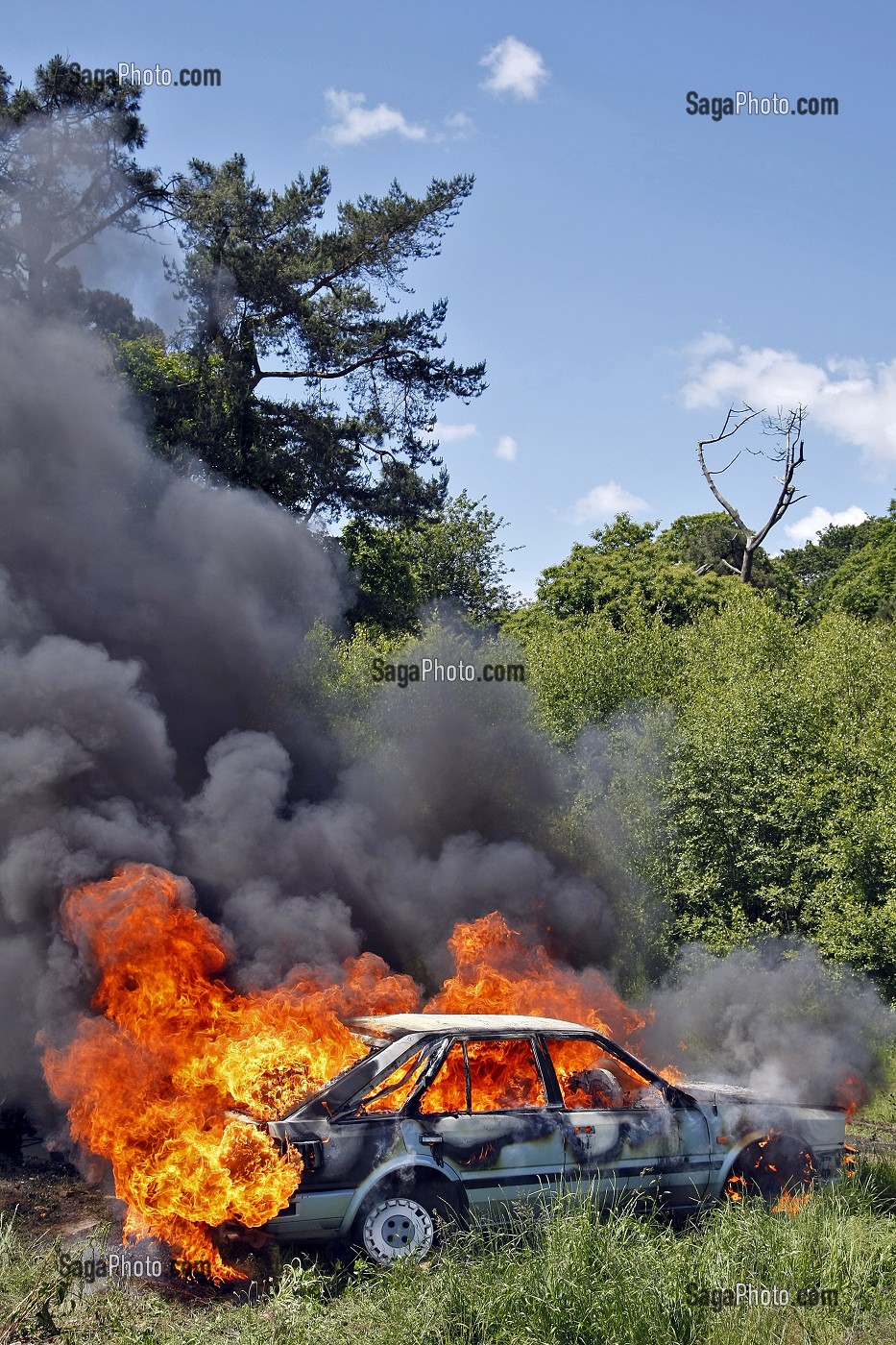 FEU DE VOITURE EN MILIEU RURAL, VEHICULE EN FLAMME AVEC FUMEES POLLUANTES, MORBIHAN (56), FRANCE 