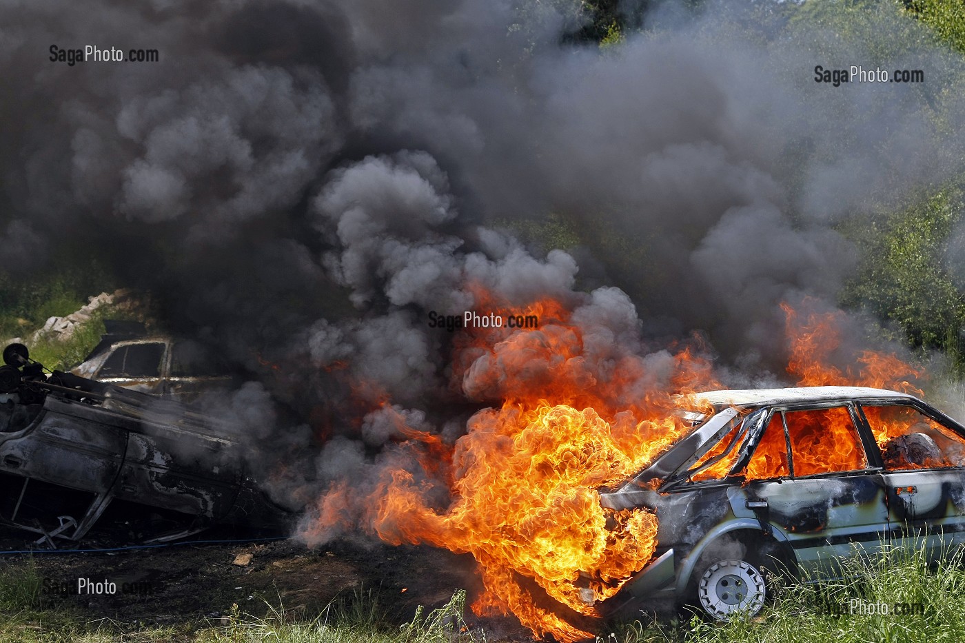 FEU DE VOITURE EN MILIEU RURAL, VEHICULE EN FLAMME AVEC FUMEES POLLUANTES, MORBIHAN (56), FRANCE 