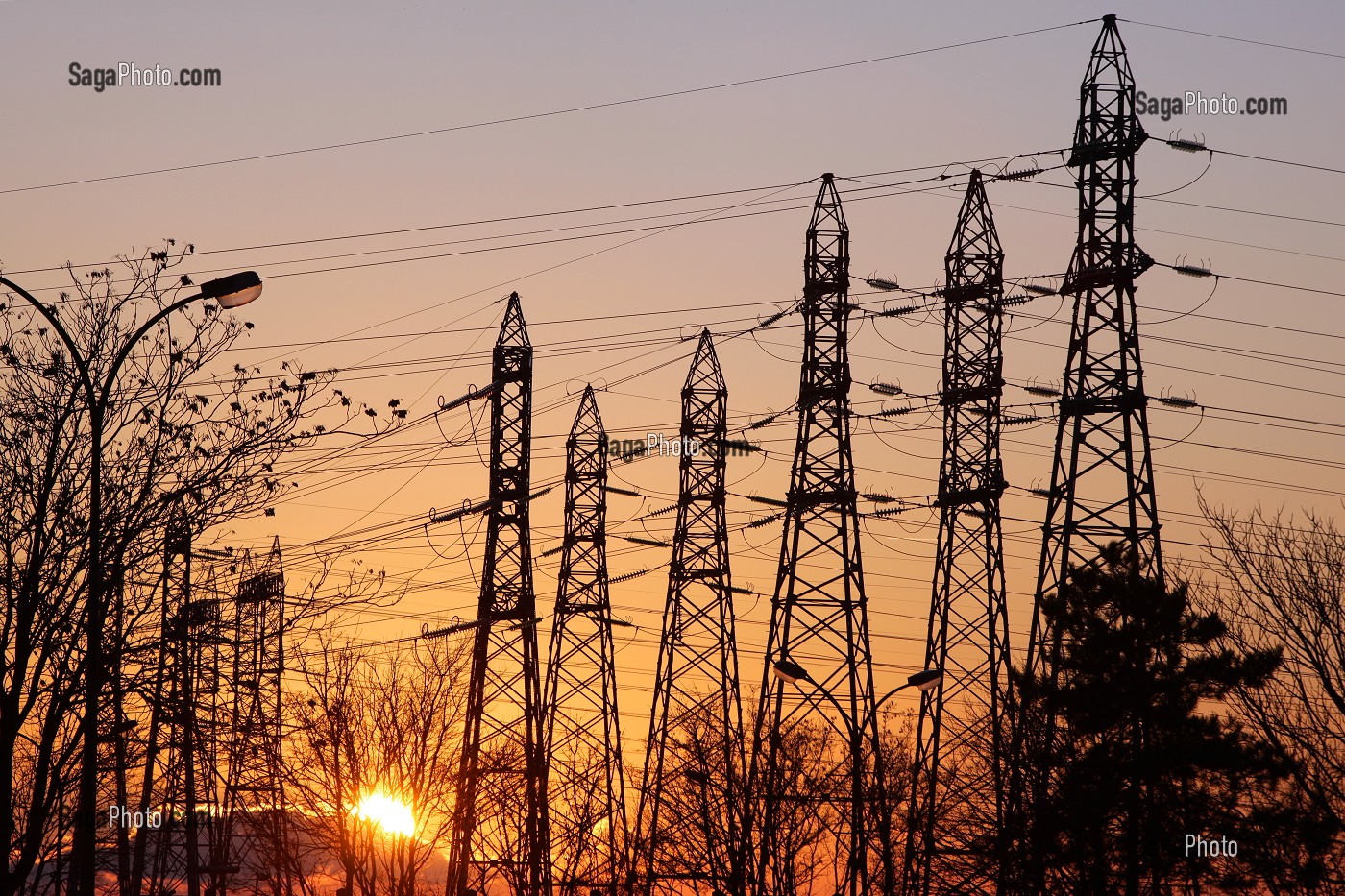 PYLONES ELECTRIQUES A TRES HAUTE TENSION EN SORTIE DE LA CENTRALE NUCLEAIRE EDF DU BUGEY, AIN (01), FRANCE 