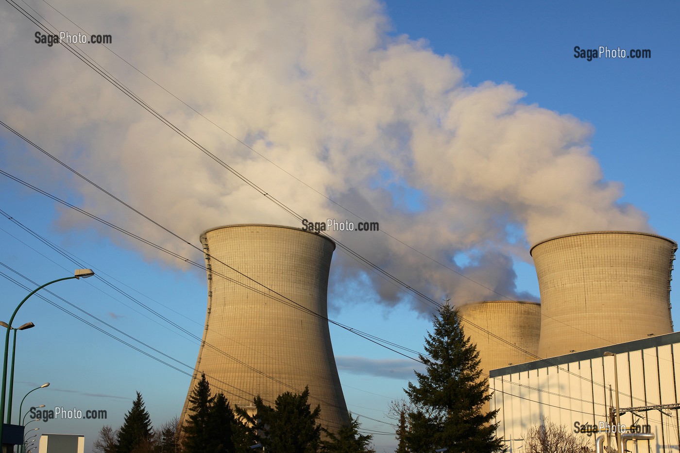 CHEMINEE DE REFROIDISSEMENT (VAPEUR D'EAU) DE LA CENTRALE NUCLEAIRE EDF DU BUGEY, REACTEUR A EAU PRESSURISEE DE TYPE REP, AIN (01), FRANCE 