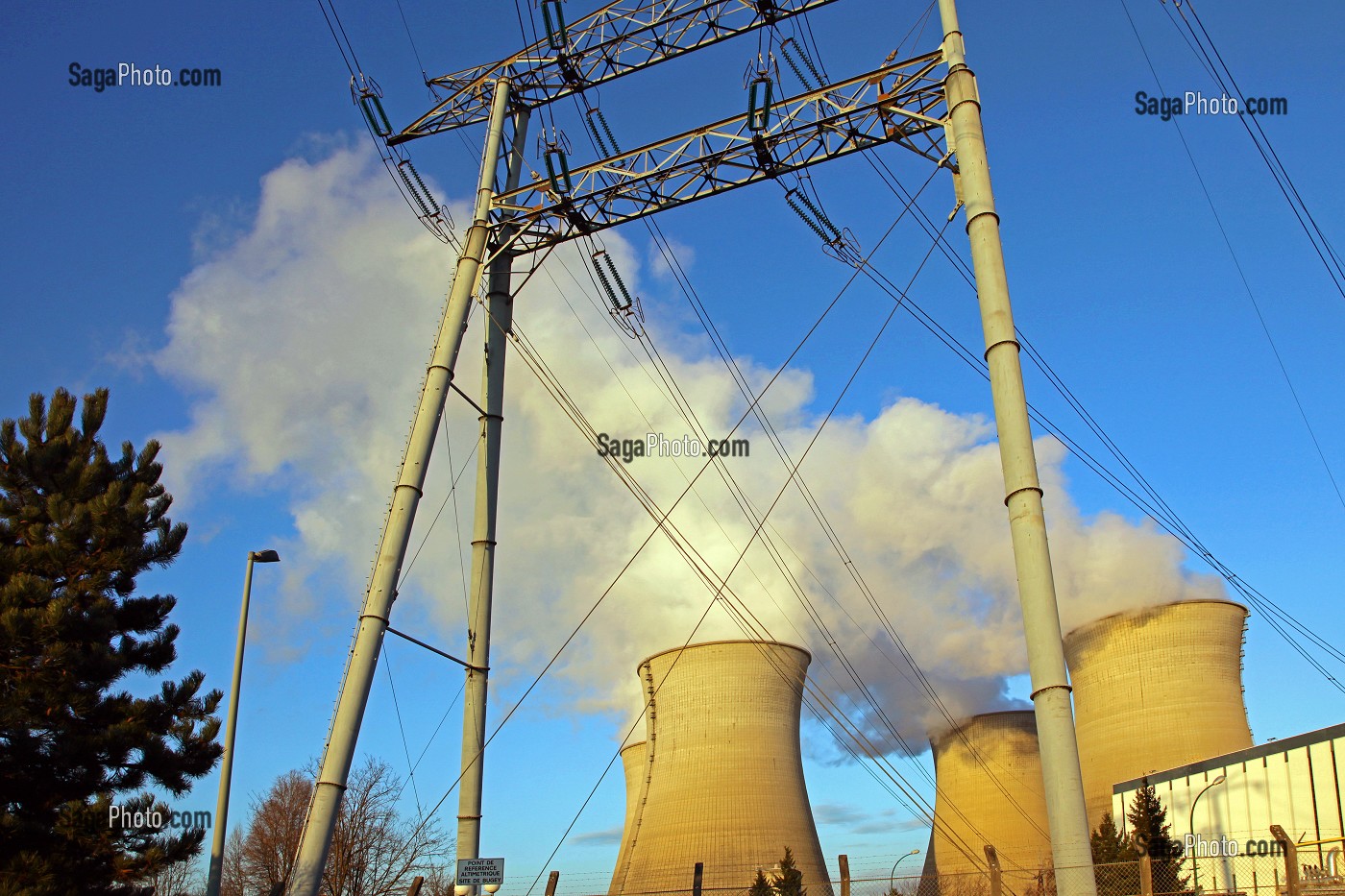 LIGNES ELECTRIQUES A HAUTE TENSION ET CHEMINEES DE REFROIDISSEMENT (VAPEUR D'EAU) DE LA CENTRALE NUCLEAIRE EDF DU BUGEY, REACTEUR A EAU PRESSURISEE DE TYPE REP, AIN (01), FRANCE 