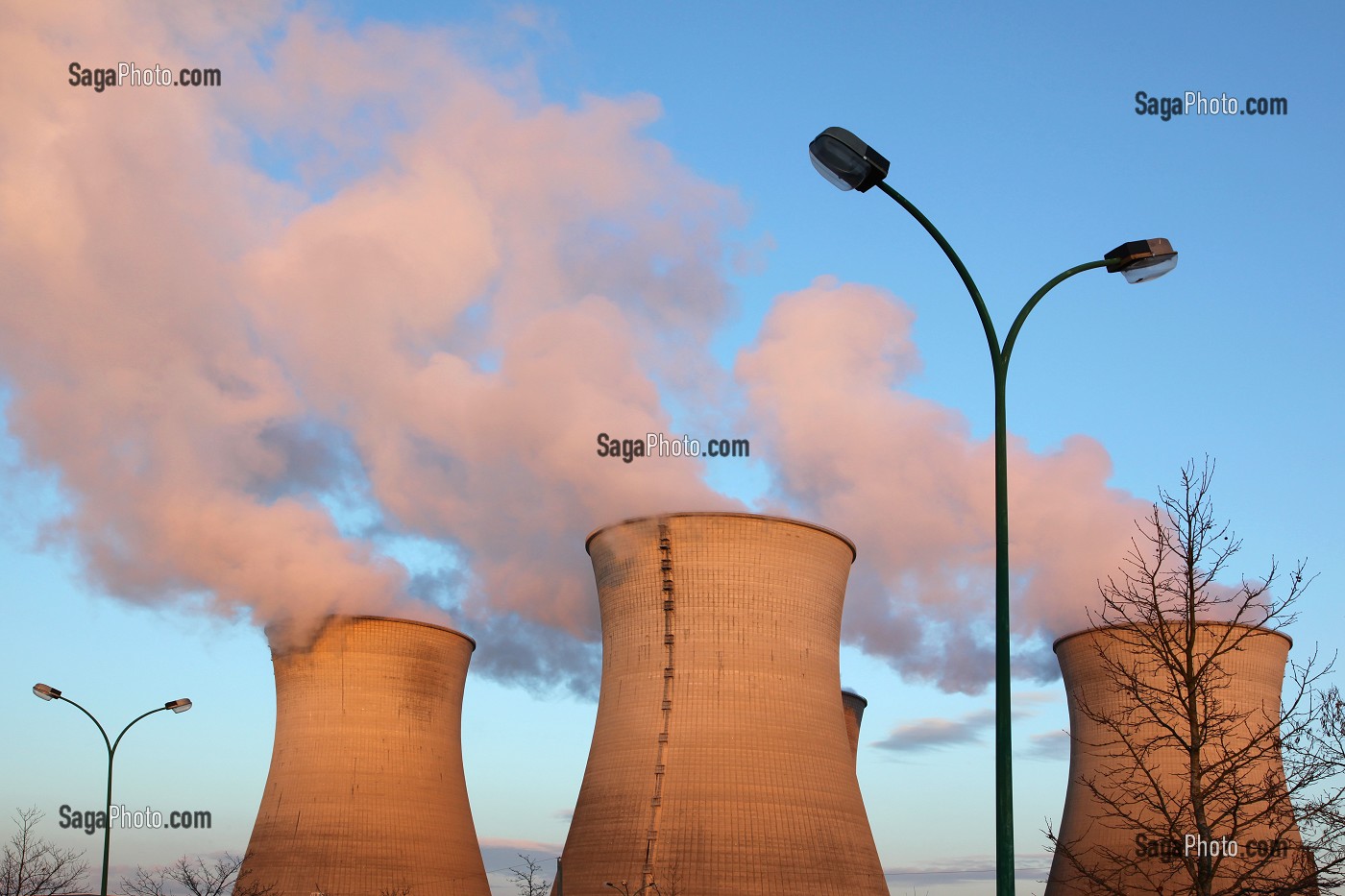 CHEMINEE DE REFROIDISSEMENT (VAPEUR D'EAU) DE LA CENTRALE NUCLEAIRE EDF DU BUGEY, REACTEUR A EAU PRESSURISEE DE TYPE REP, AIN (01), FRANCE 