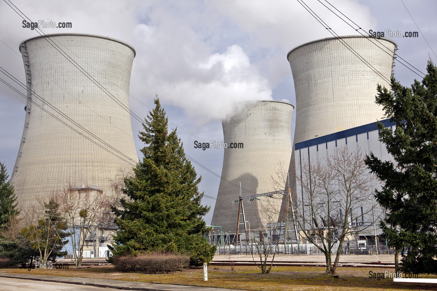 CHEMINEE DE REFROIDISSEMENT (VAPEUR D'EAU) DE LA CENTRALE NUCLEAIRE EDF DU BUGEY, REACTEUR A EAU PRESSURISEE DE TYPE REP, AIN (01), FRANCE 