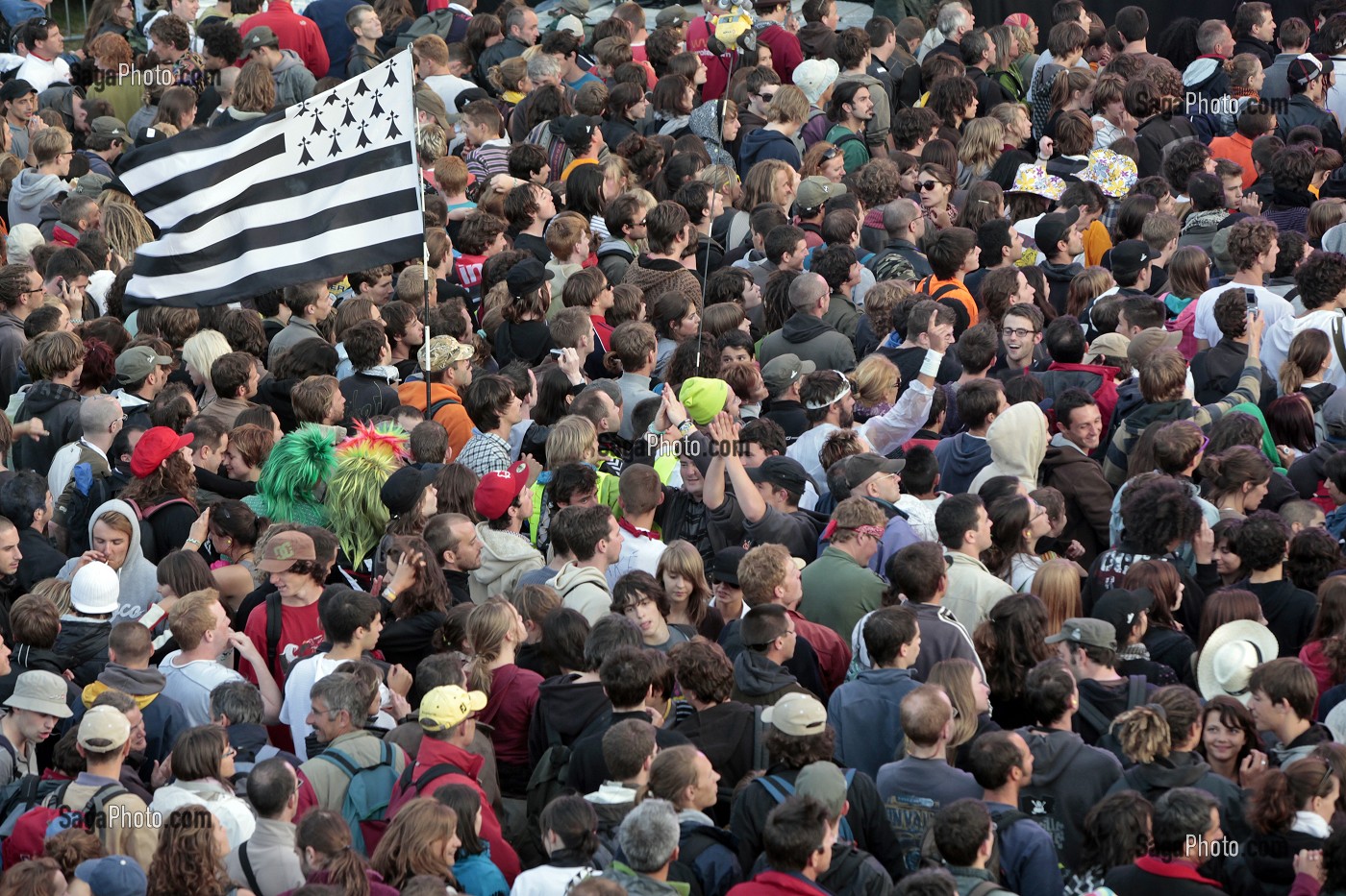 GROS PLAN SUR LA FOULE ET LE DRAPEAU BRETON AU FESTIVAL DES VIEILLES CHARRUES DE CARHAIX, FINISTERE (29), FRANCE 