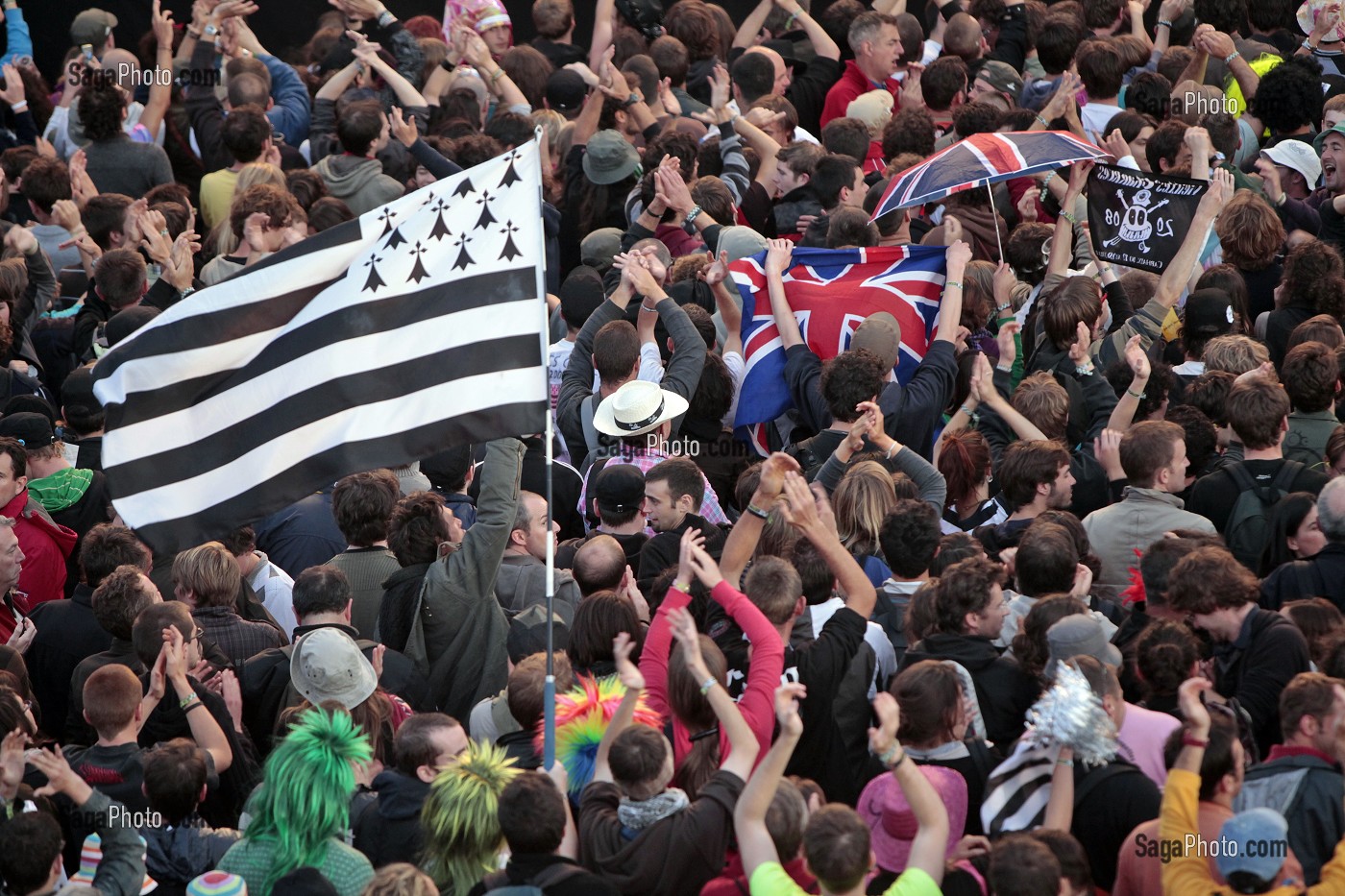 GROS PLAN SUR LA FOULE ET LE DRAPEAU BRETON AU FESTIVAL DES VIEILLES CHARRUES DE CARHAIX, FINISTERE (29), FRANCE 