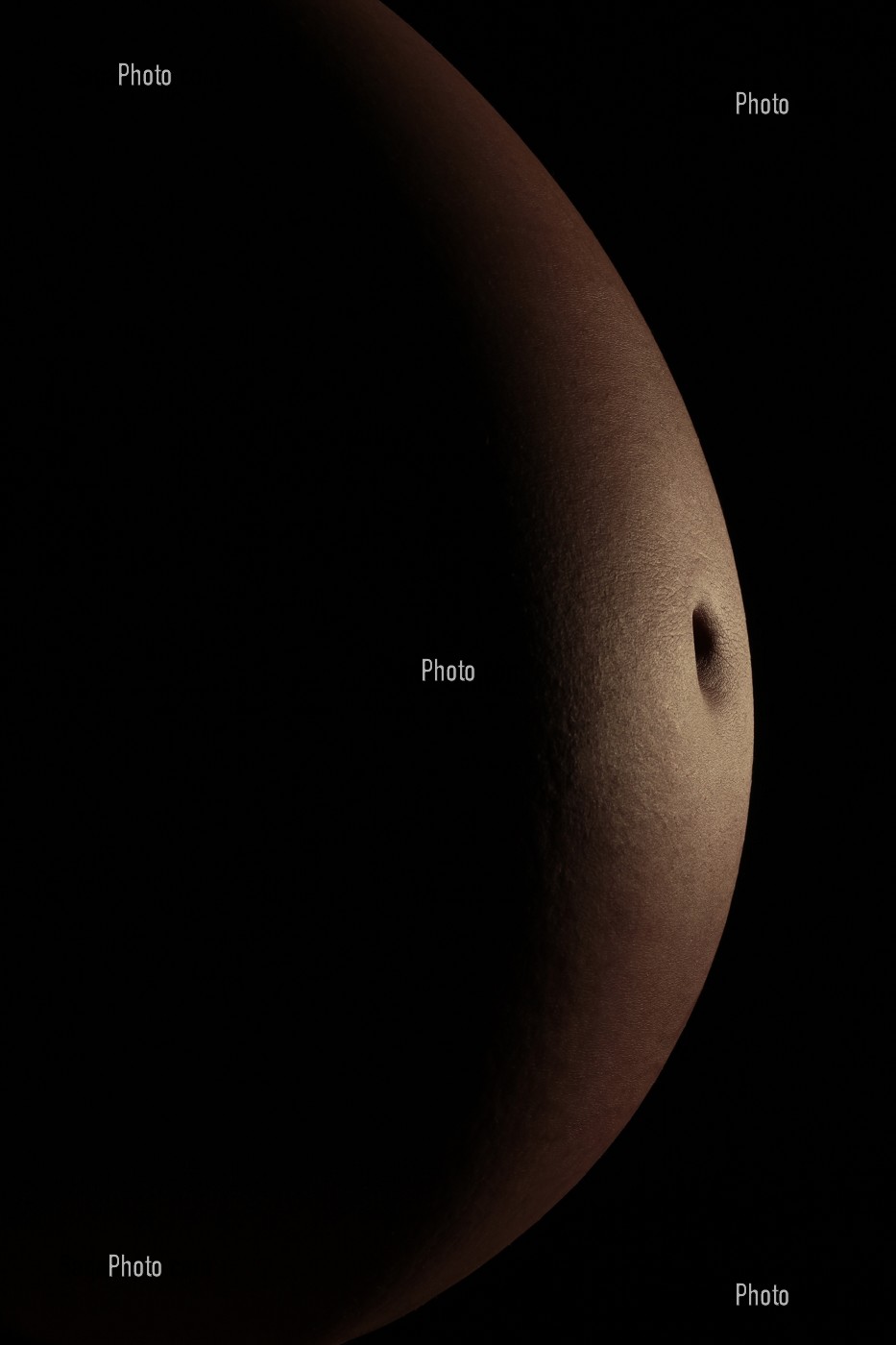VENTRE DE FEMME ENCEINTE EN FORME DE LUNE 