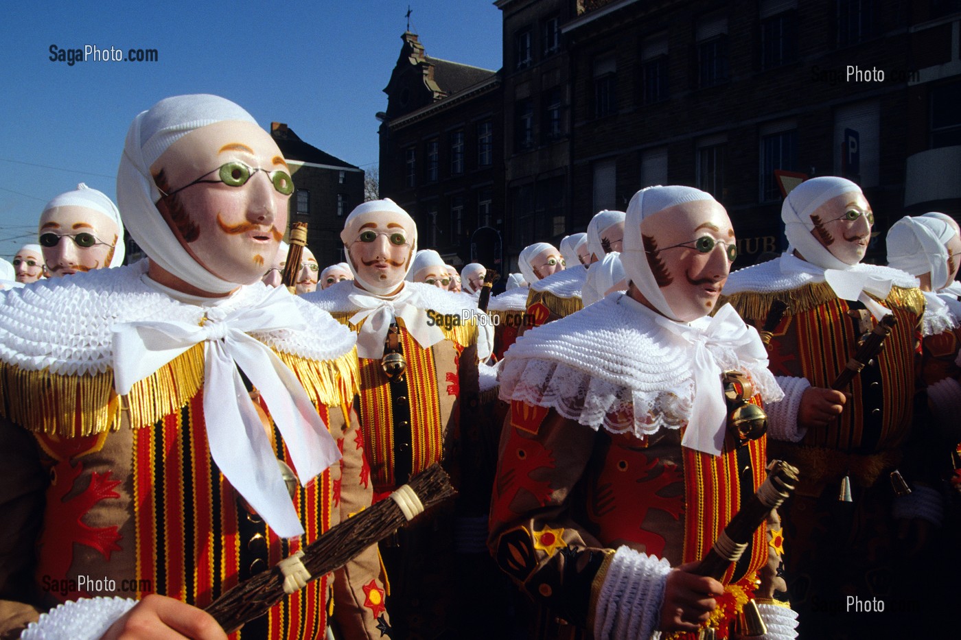 PARADE DES GILLES DANS LEURS COSTUMES TRADITIONNELS, CARNAVAL DE BINCHE, BELGIQUE 