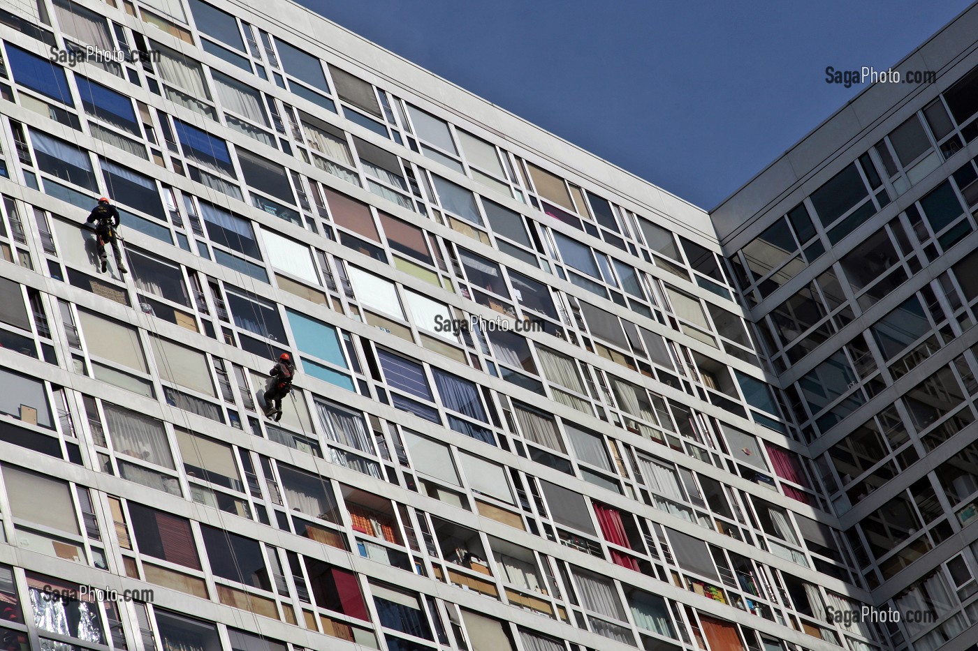 TRAVAUX D'ENTRETIEN D'UN IMMEUBLE HLM ASSURE PAR DES CORDISTES, RUE DU COMMANDANT RENE MOUCHOTTE, 14EME ARRONDISSEMENT, PARIS, FRANCE 