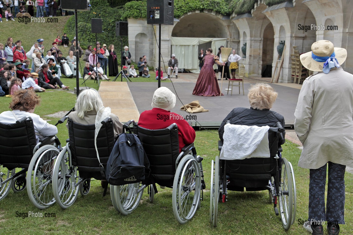 REPRESENTATION DE THEATRE EN COSTUME D'EPOQUE RENAISSANCE, CEREMONIE POUR LE RETOUR DE LA DEPOUILLE DE DIANE DE POITIERS A LA CHAPELLE SEPULCRALE DU CHATEAU D'ANET, 29 MAI 2010, EURE-ET-LOIR (28), FRANCE 