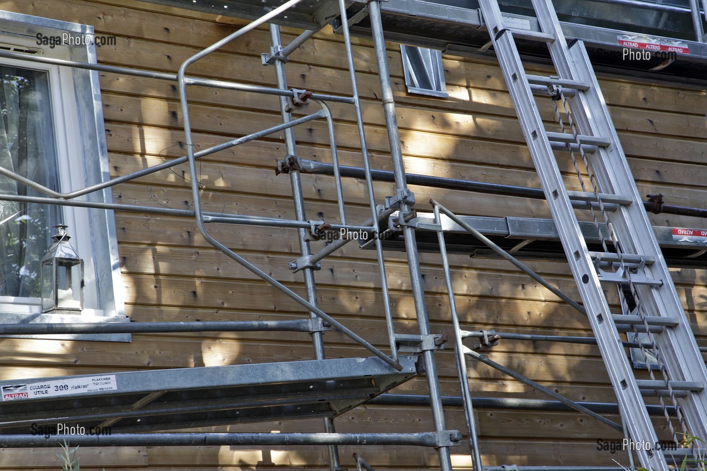 RAVALEMENT DE FACADE D'UNE MAISON EN BOIS, EURE-ET-LOIR, FRANCE 