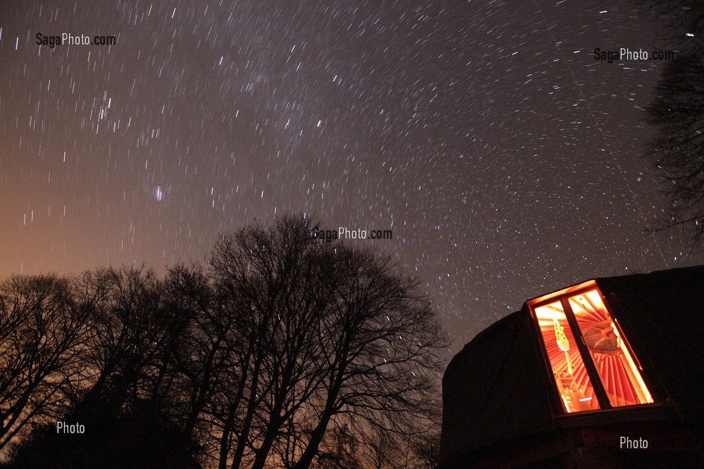 YOURTE MONGOLE ECLAIRE ET CIEL D'UNE NUIT ETOILEE, PLATEAU DES MILLE VACHES, CREUSE (23), FRANCE 
