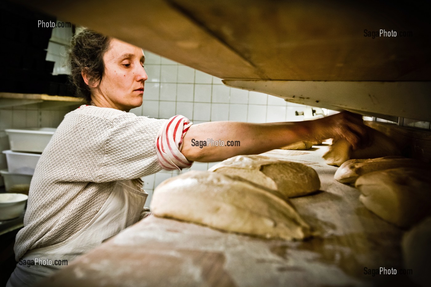 STEPHANIE, ARTISAN BOULANGER FABRICANT DU PAIN ISSU DE L'AGRICULTURE BIOLOGIQUE APRES UNE ORIENTATION VERS L'EDUCATION NATIONALE, IL S'INSTALLE DANS LA CREUSE, FRANCE 