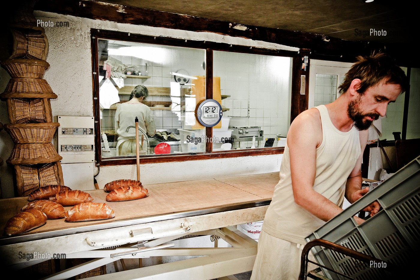 JEROME, BOULANGER FABRICANT DU PAIN ISSU DE L'AGRICULTURE BIOLOGIQUE APRES UNE ORIENTATION VERS L'EDUCATION NATIONALE, IL S'INSTALLE DANS LA CREUSE, FRANCE 