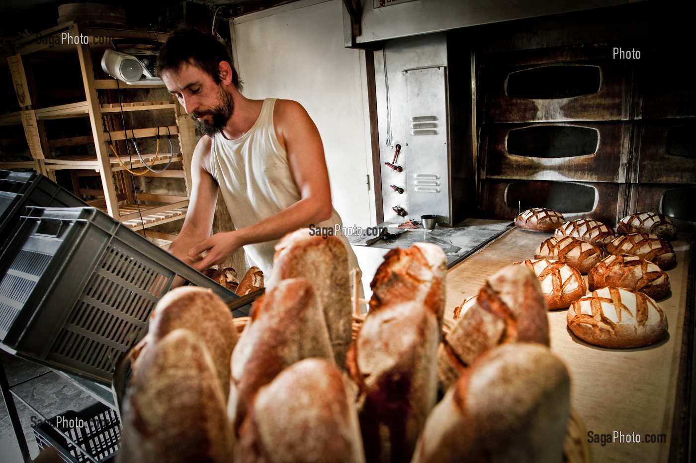 JEROME, BOULANGER FABRICANT DU PAIN ISSU DE L'AGRICULTURE BIOLOGIQUE APRES UNE ORIENTATION VERS L'EDUCATION NATIONALE, IL S'INSTALLE DANS LA CREUSE, FRANCE 