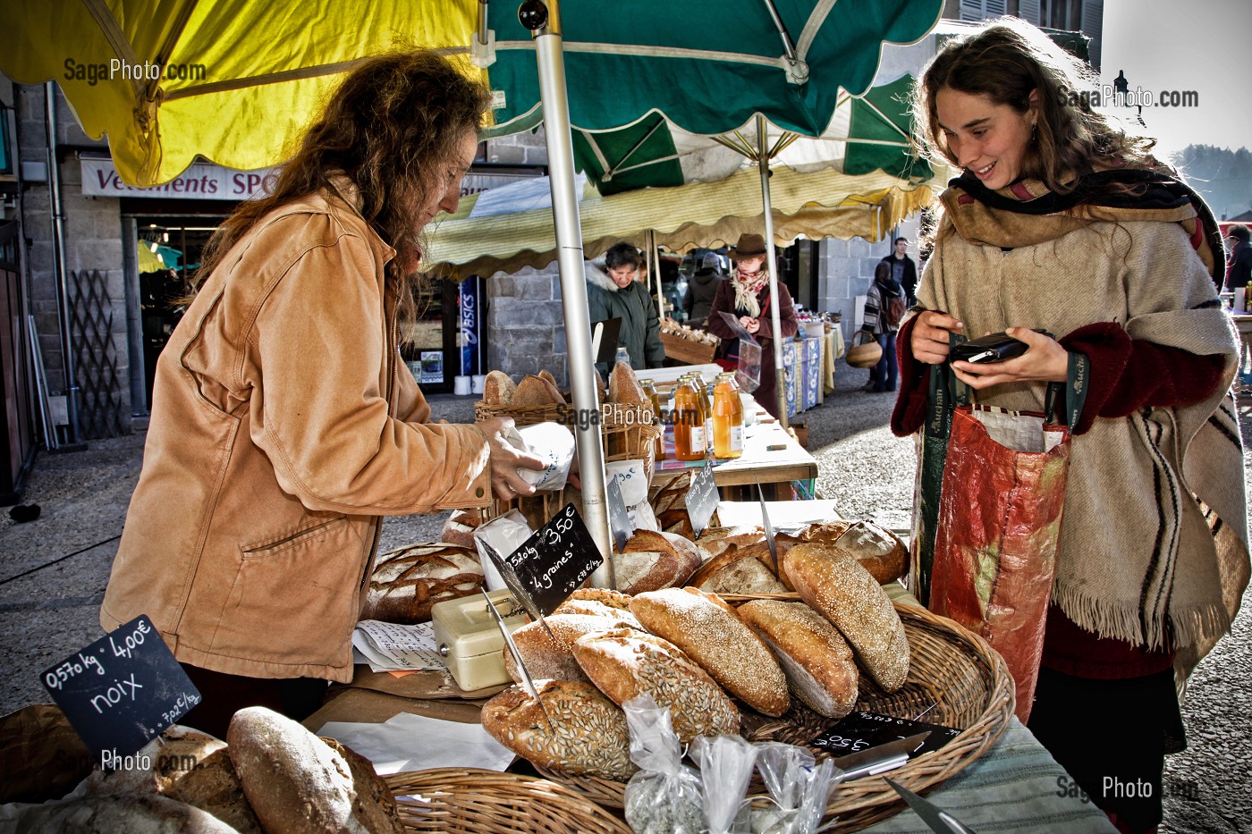 STEPHANIE TESTARD, ARTISAN BOULANGER FABRICANT DU PAIN ISSU DE L'AGRICULTURE BIOLOGIQUE APRES UNE ORIENTATION VERS L'EDUCATION NATIONALE, IL S'INSTALLE DANS LA CREUSE, FRANCE 